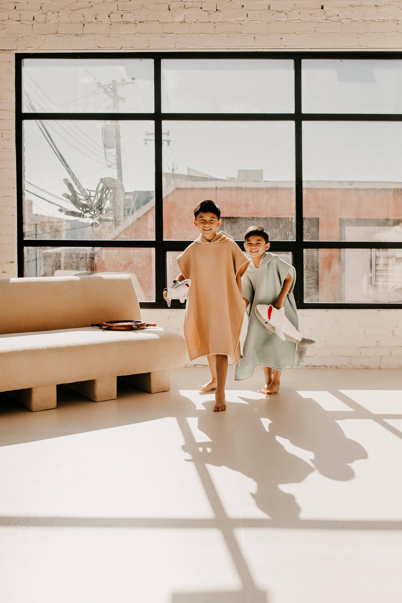 Jade&Kai Kapuzenhandtuch für Kinder, lässt sich in einen Poncho einrasten, Bio-Baumwolle, Waffelmuster, leicht und saugfähig, Bad, Strand und Pool, mehrere Farben, Größe L (6–10 Jahre), Sand)