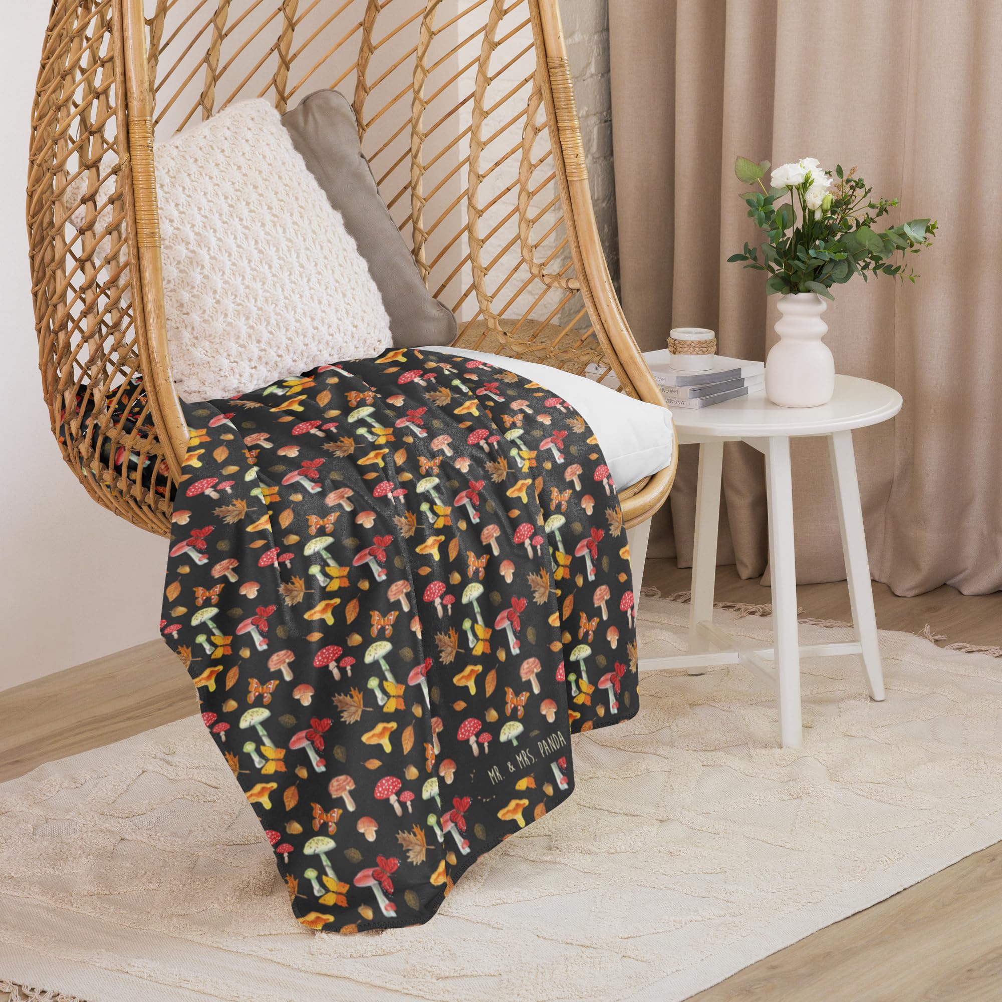 Mr. & Mrs. Panda Decke Pilze Schmetterlinge 130 x 155 cm - Geschenk, Heimdecke, Schmetterling Muster, Nachtfalter, Kuscheldecke, Tagesdecke, Sofadecke, Schmusedecke, Pilz