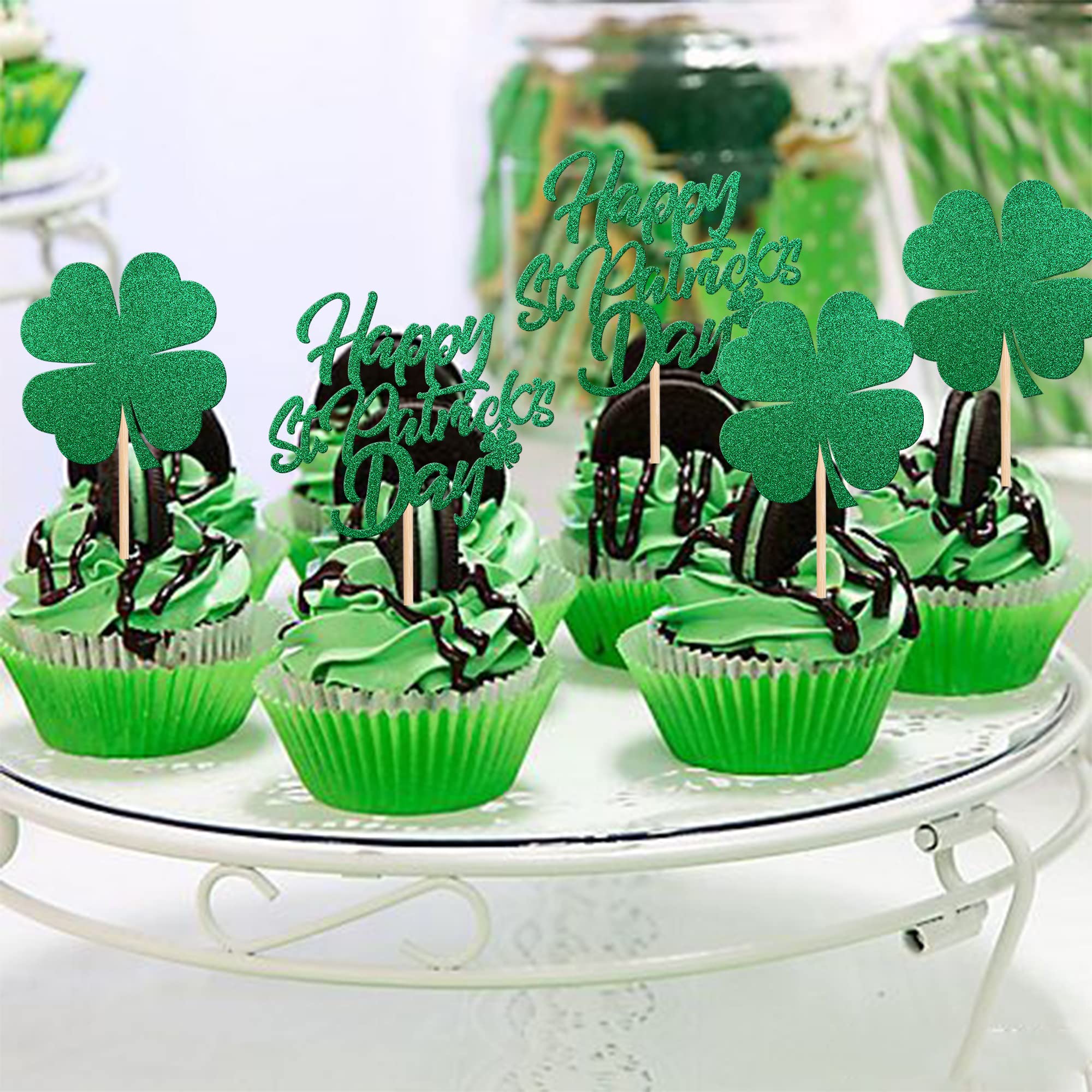 Le Motif Homogène De L'arbre Et Du Trèfle à Quatre Feuilles Est Le Concept De Conception De La Toile De Fond Des Salutations De Saint-Patrick. | Vecteur Premium