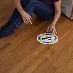 Jeu Hasbro Twister, jeu de fête, jeu de société classique pour 2 joueurs ou plus, jeu intérieur et extérieur pour enfants de 6 ans et plus, version bilingue anglais et français