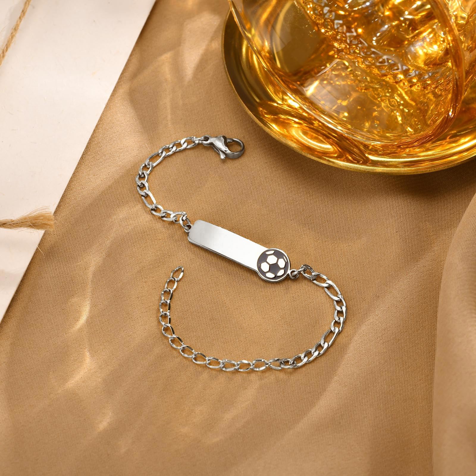 Bracelet Enfant de Football Gourmette Personnalisé - Réglable Acier Inoxydable Bracelet Identification Nom Gravure Figaro Chaîne et Football Cadeau d'Anniversaire pour Enfants Bébés Fille Garcon