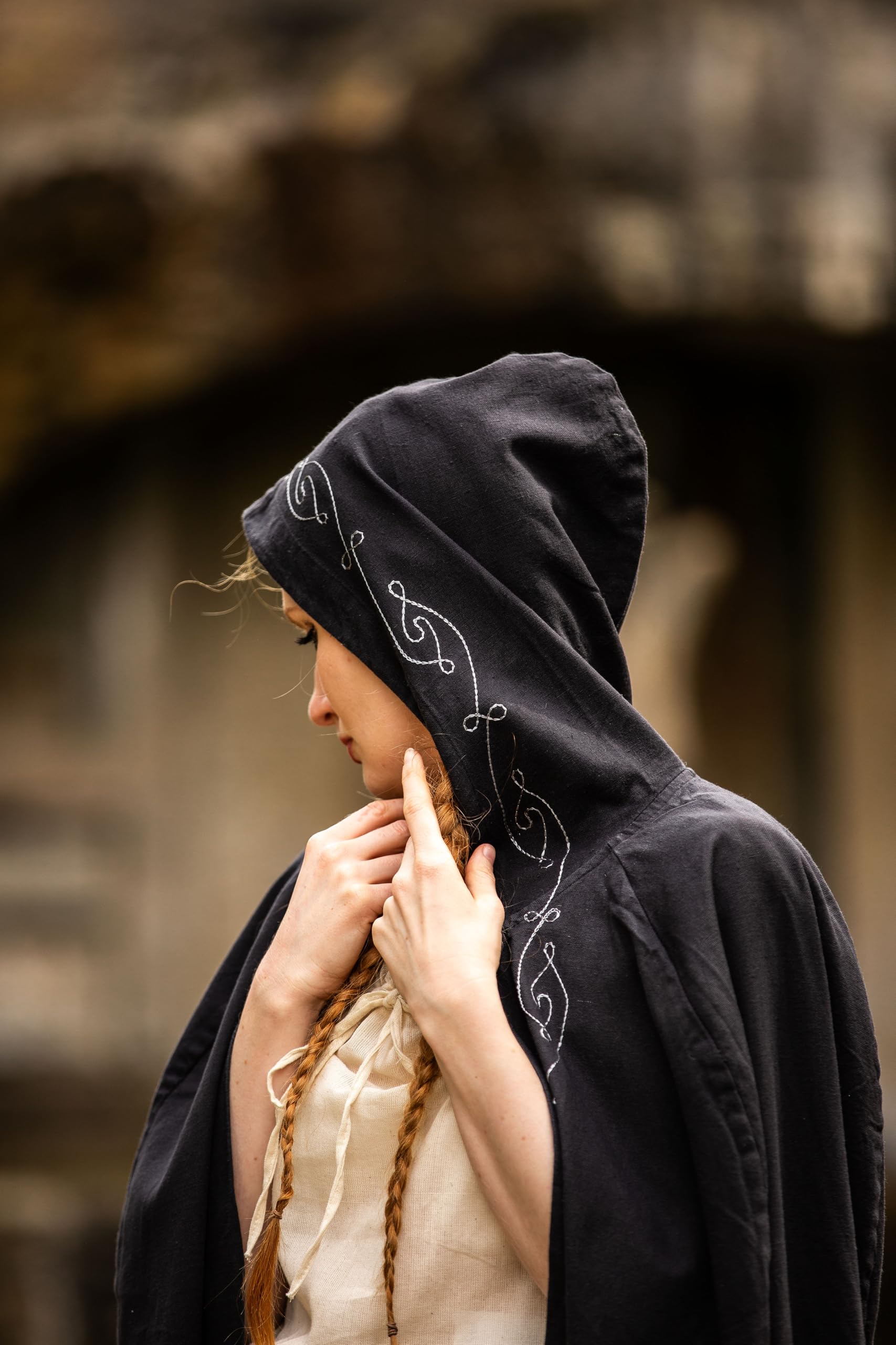 Leonardo Carbone® Unisex Mittelalter Umhang mit Stickerei Erna - Mittelalter Kleidung Damen & Herren, Cape Männer, Hobbit Kostüm, LARP, Wikinger, Cosplay, Halloween - 100% Baumwolle