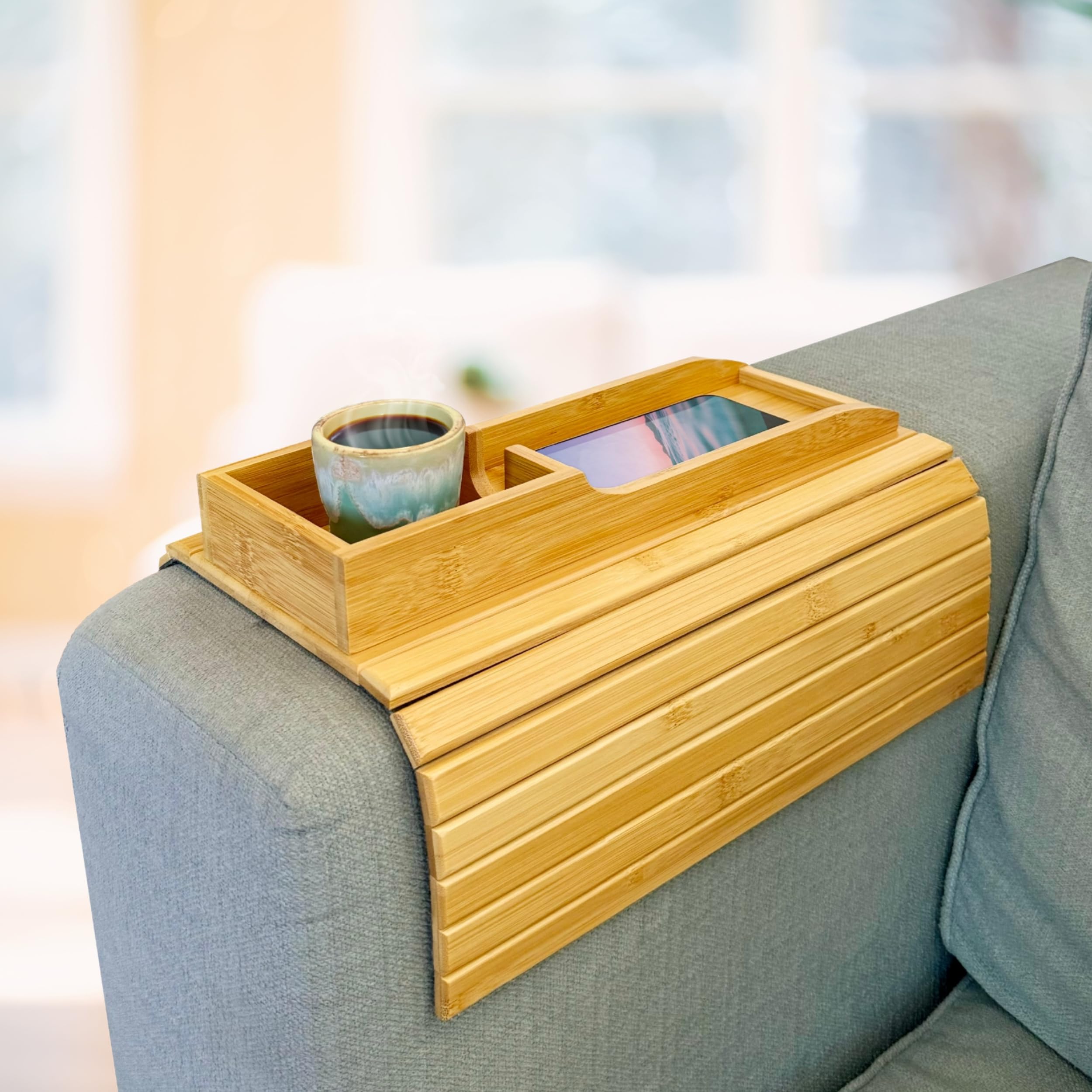 Natural Bliss – Table d’appoint en Bambou pour Accoudoir Canapé | Plateau Repas Antidérapant, Pliable et Réglable pour Tasse | Organisateur & Porte Télécommande et Téléphone