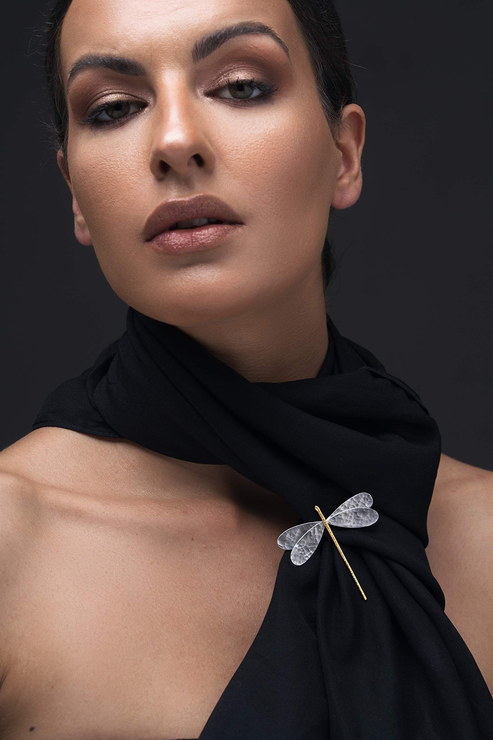 925 Sterlingsilber Libellen-Brosche für Damen - Zweifarbiges gehämmertes Design mit goldenen Flügeln, ein zeitgenössisches künstlerisches Schmuckstück mit Aussagekraft, handgefertigt von Emmanuela