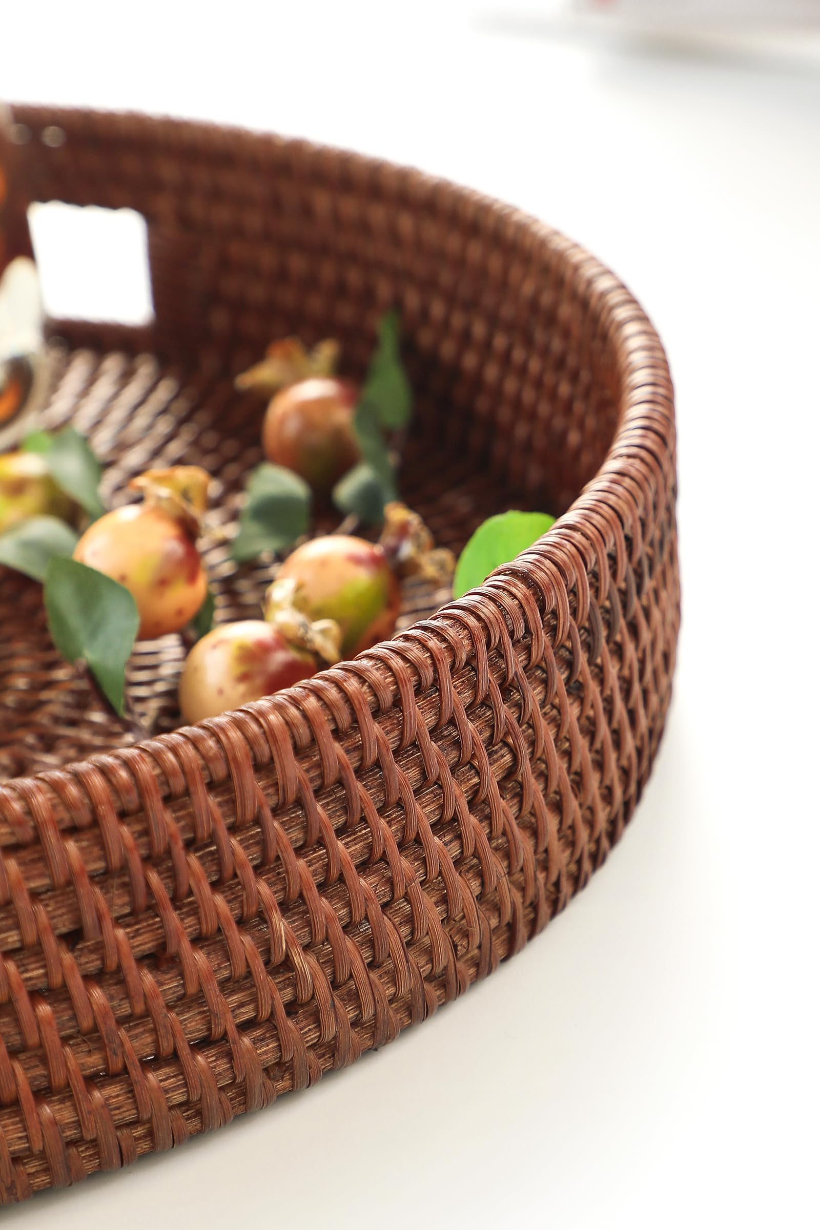 HITOMEN 36,1 cm handgewebtes rundes Rattan-Serviertablett dekorative Ottomane Weidenplatte mit Griffen für Couchtisch, Frühstück, Getränke, Snack, Brot, Obst, Gemüse (Braun - L)