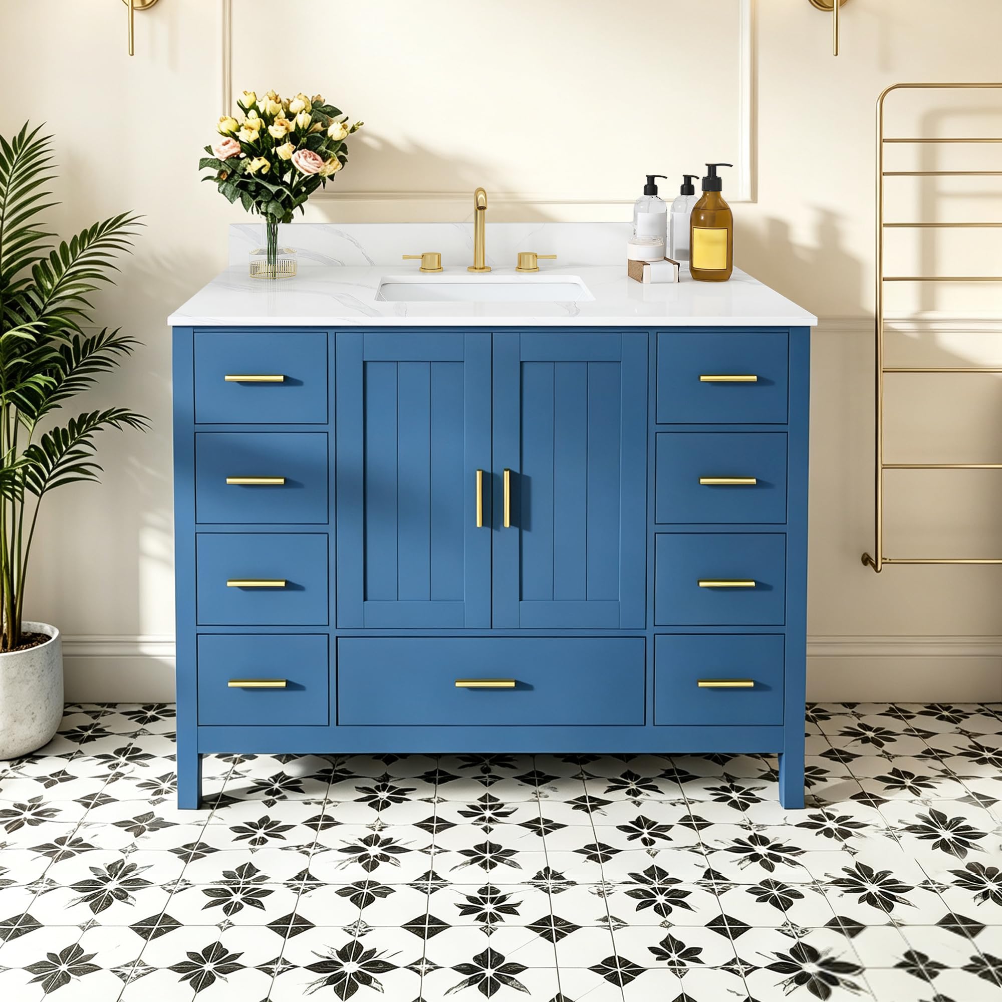 Mobile da bagno blu da 106,7 cm con piano in pietra sinterizzata e lavello sottopiano da 20,3 cm con fori per rubinetto diffusi, cassetti a chiusura rallentata ed elegante paraschizzi, decorazione