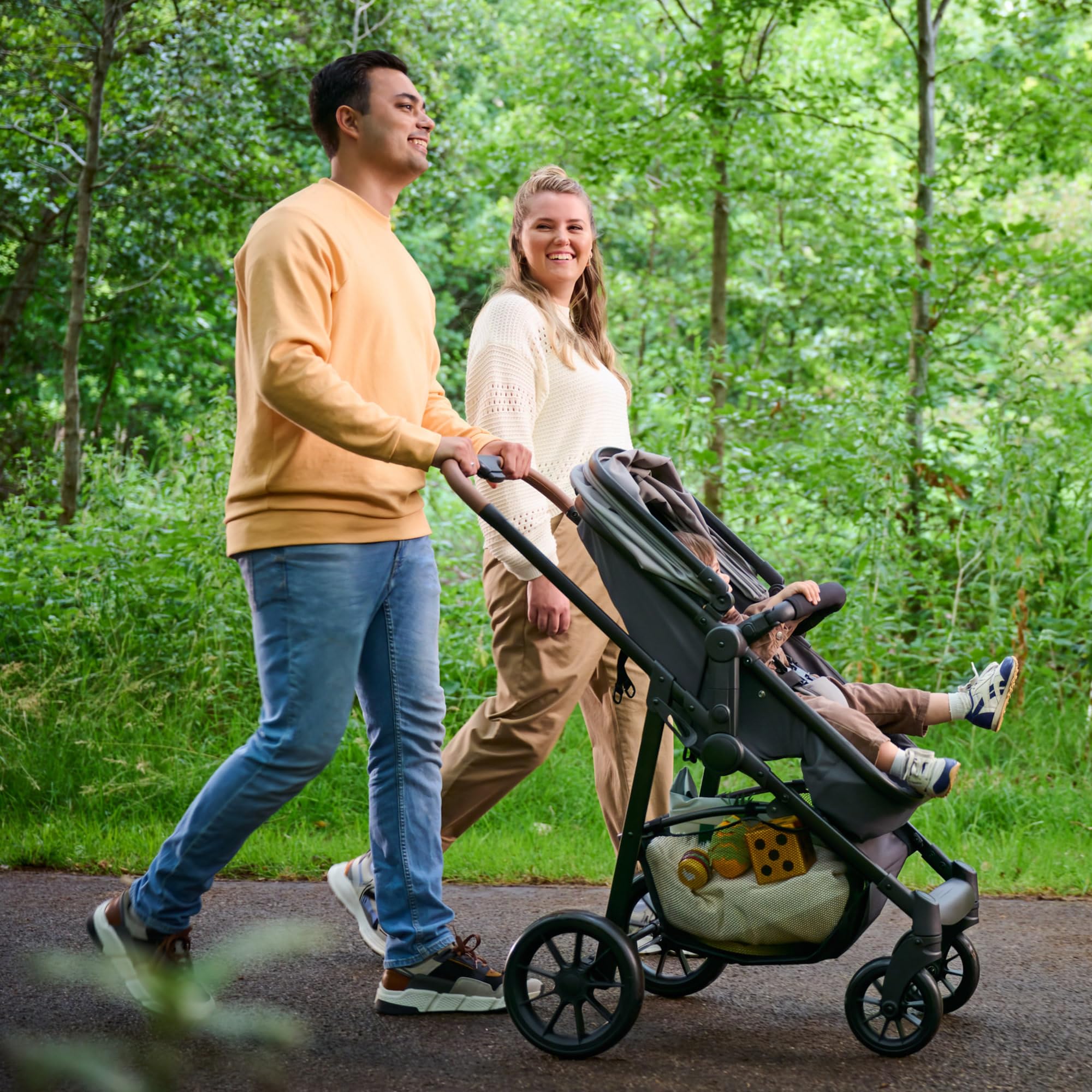 Bebeconfort Haze Trio Lux, Poussette 3-en-1 Avec Siège Auto Bébé (i-Size), 0-4 ans (max. 22 kg), Unité de Siège 2-en-1, Position Allongée, Pliage Compact, Poussette Trio Légère, Tinted Grey