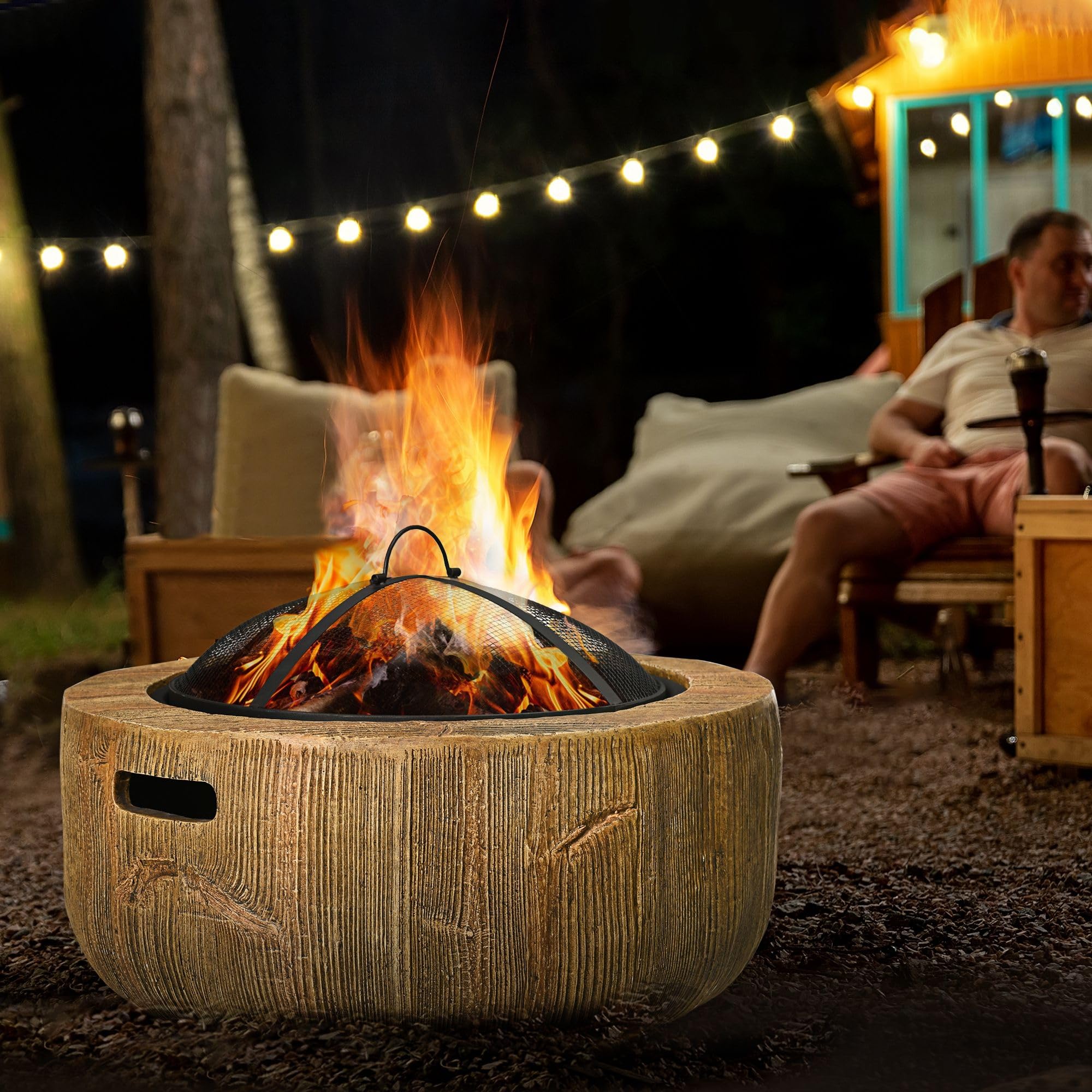 Outsunny Feuerschale Feuerstelle mit Deckel im Baumstumpf-Design Braun | Feuerkorb mit Schürhaken, für Garten, Camping, Terrasse, Stahl, MgO