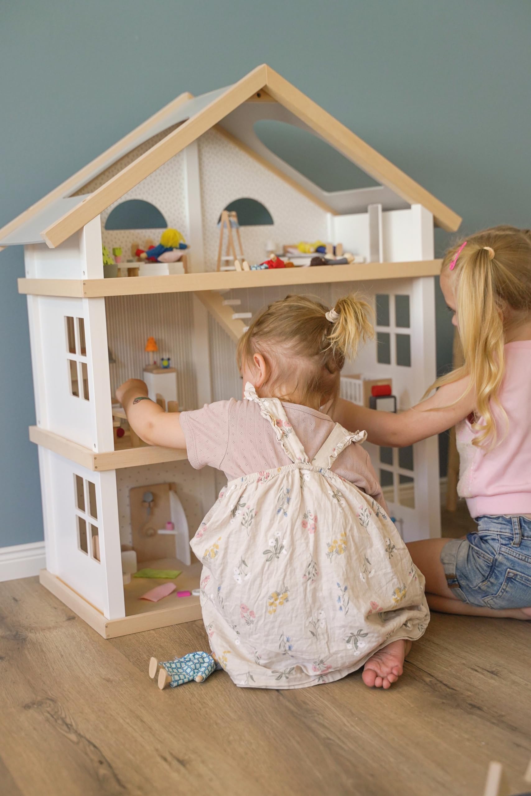 goki 6647 - Puppenhaus Set Lifestyle XL, 72 Teile aus Holz & Textil, Möbelset mit Zubehör, Biegepuppenfamilie, Küche, Badezimmer, Schlafzimmer, Wohnzimmer, 65 x 35 x 88cm, ab 3 Jahre