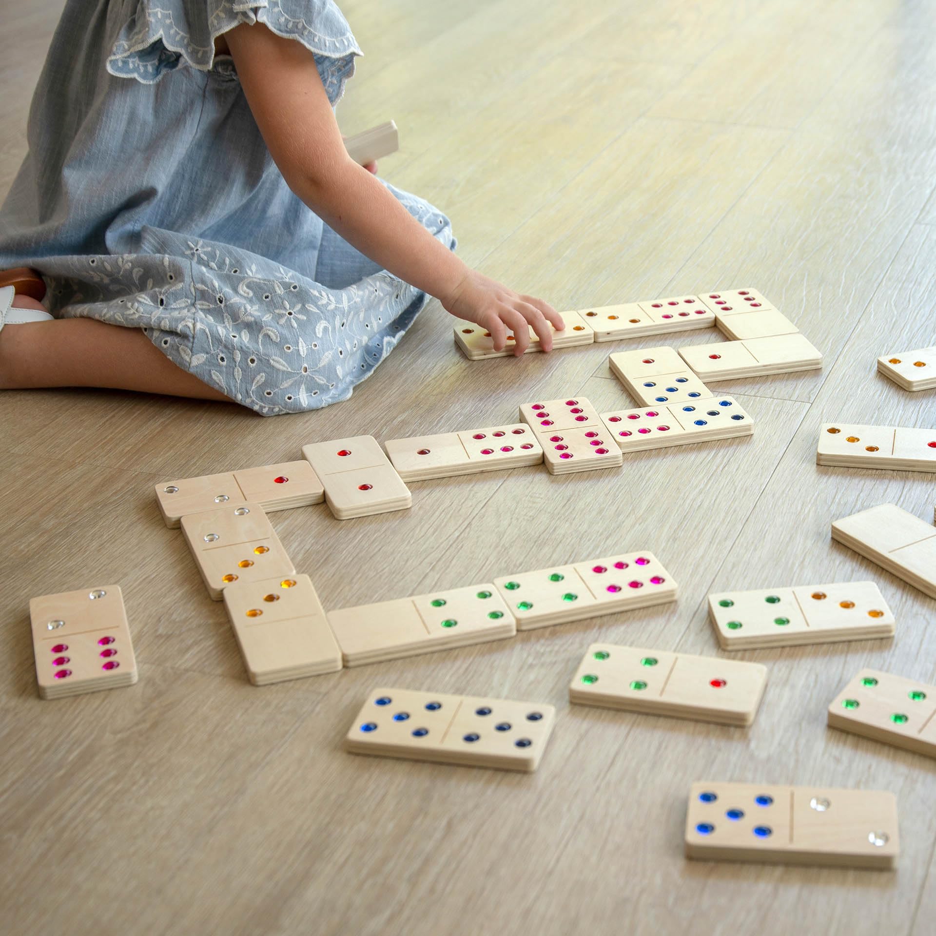 tickit Dominó con gemas de madera de gran tamaño – Juguete educativo de matemáticas certificado FSC® – Juego de dominó sensorial grande para jugar en interiores y exteriores