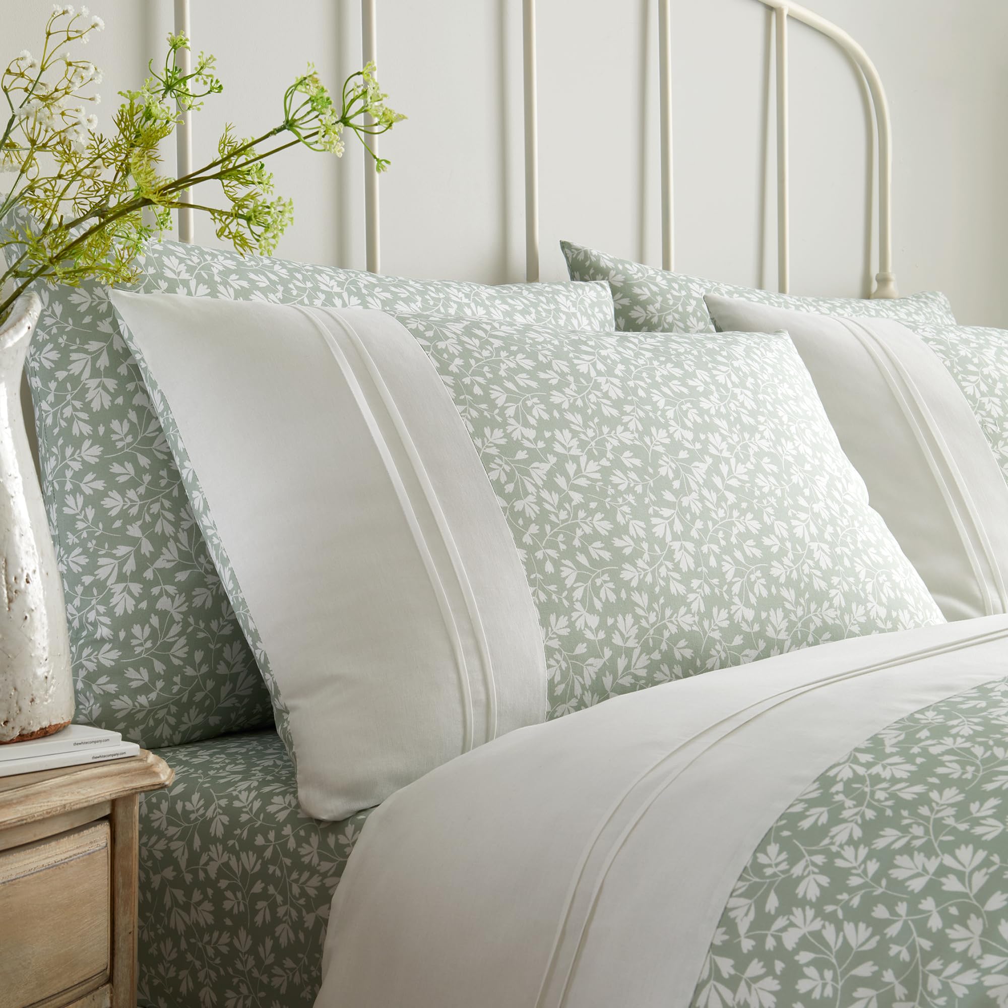 Dreams & Drapes - Pintuck Leaf Duvet Cover - Super King Bedding Size (260 x 220cm) - 2 Pillowcases - Premium PolyCotton - Floral Duvet Cover in Green - Sage Green/White Bedding