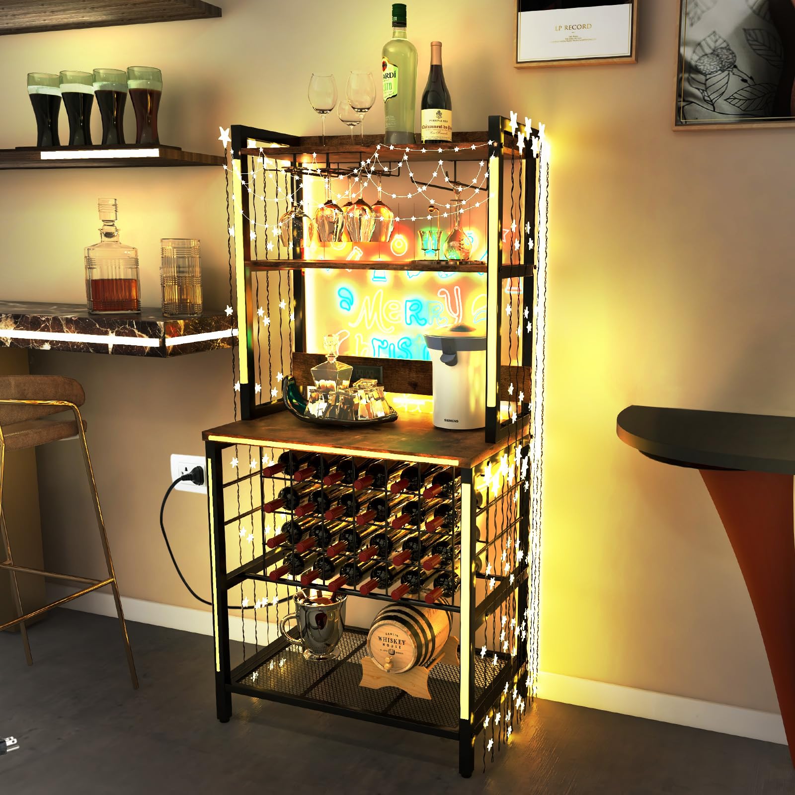 KOMFOTTEU Scaffale per vino con prese e USB per 24 bottiglie e tazze, mensola da cucina a 5 Ripiani con piano di lavoro, scaffale multiuso per più dispositivi, portabottiglie per vino 76 x 48 x 163 cm