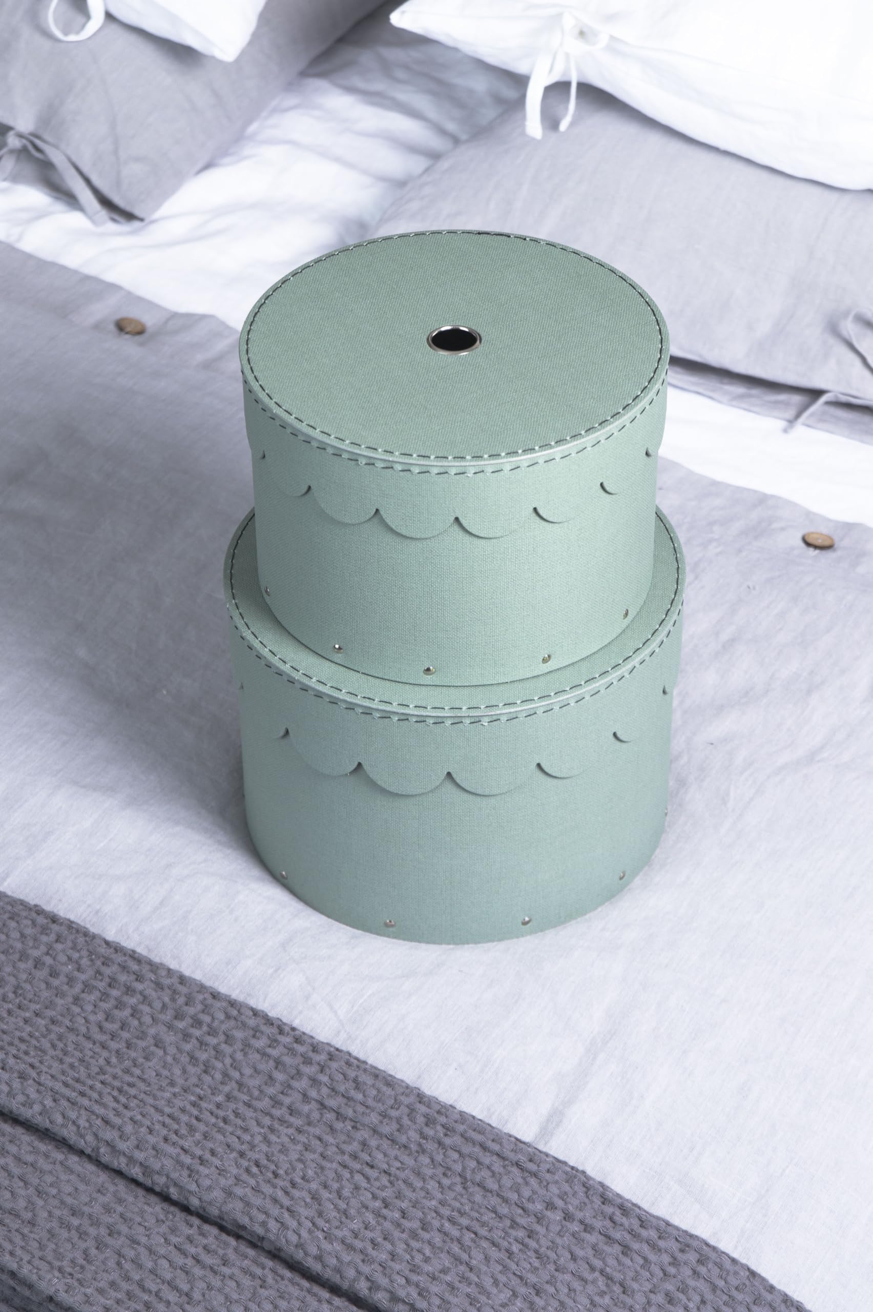 Bigso Box of Sweden WILMA Set di 2 contenitori rotondi con coperchio – Scatola portaoggetti con coperchio per vestiti, giocattoli, ecc. – Scatola rotonda decorativa in fibra e carta effetto lino,