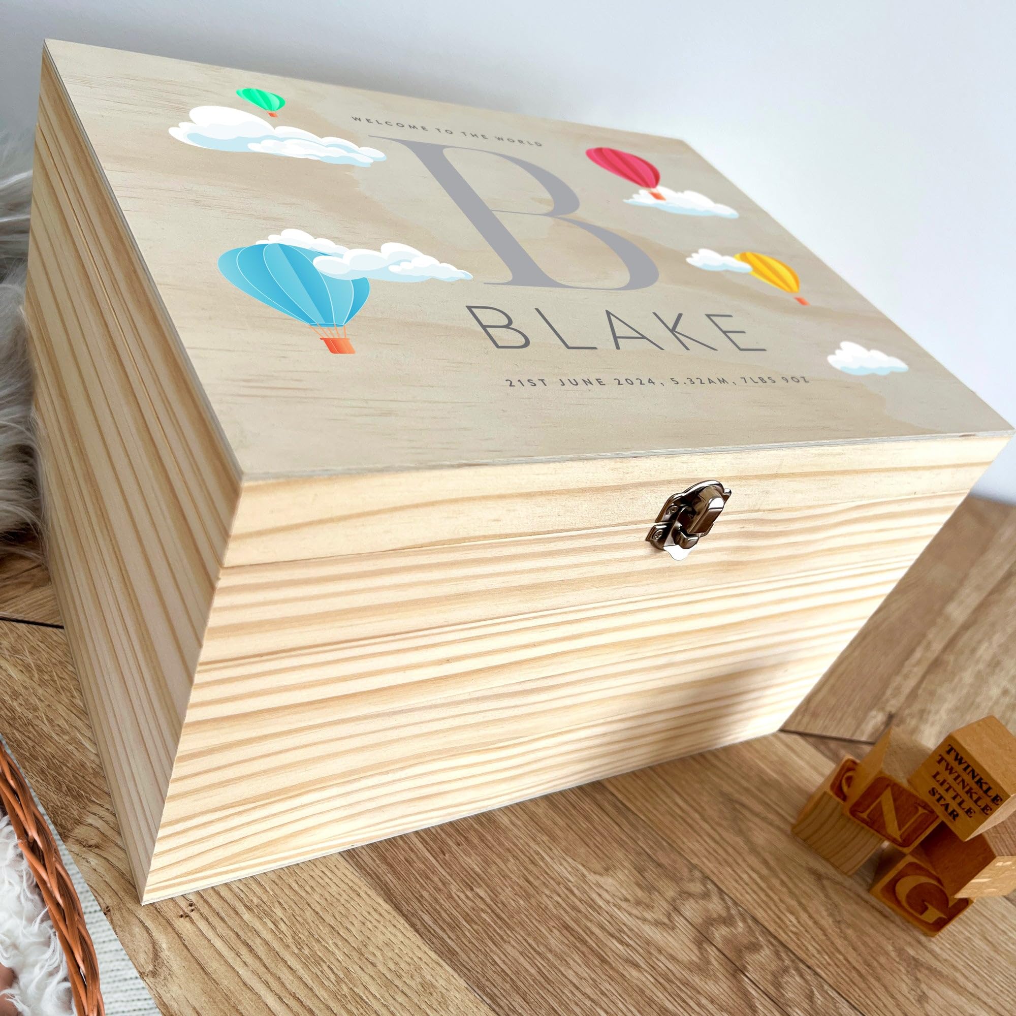 Scatola dei ricordi personalizzata per bambini con mongolfiera, scatola regalo per ricordi preziosi per neonati, nome e data personalizzati, scatola in pino con cerniere e chiusura in metallo, 26 x