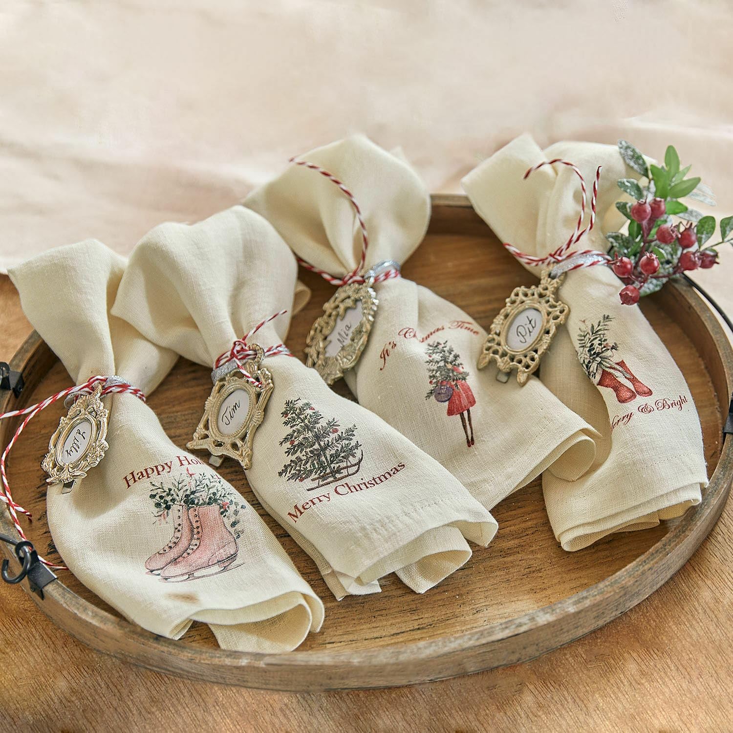 LOBERON Serviette 4er Set Merry & Bright, Dekorative Weihnachtsmotive, Festliche Tischdekoration, Weihnachtsdeko, Weihnachtliche Textilien, Leinen, weiß/rot