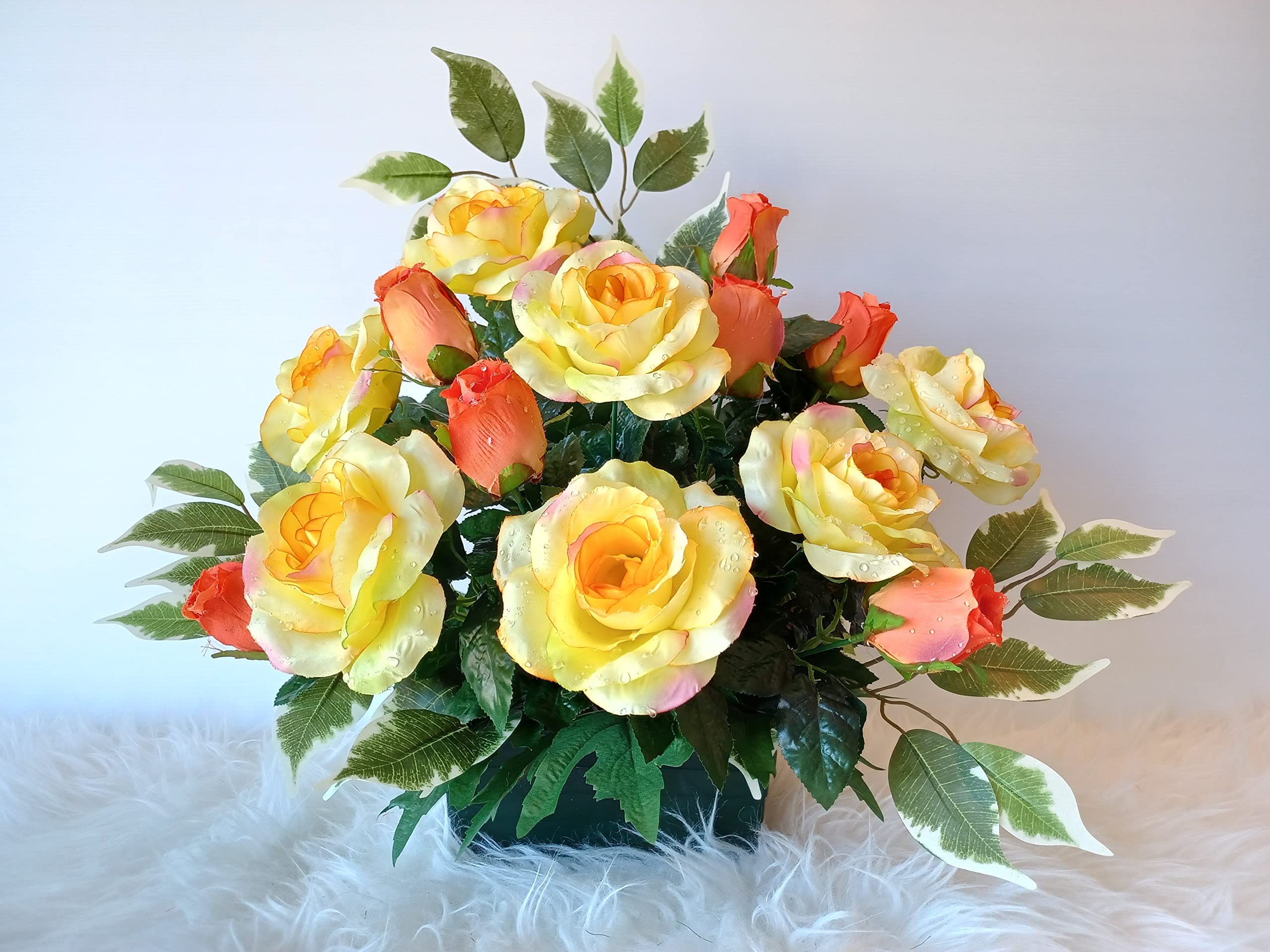 Composition de de Fleurs artificielles lesté Ciment. Réalisé par nos Soins. Les Fleurs sont de très Bonne Tenue et qualité. Vous ne serez Pas déçus par sa résistance au Vent.