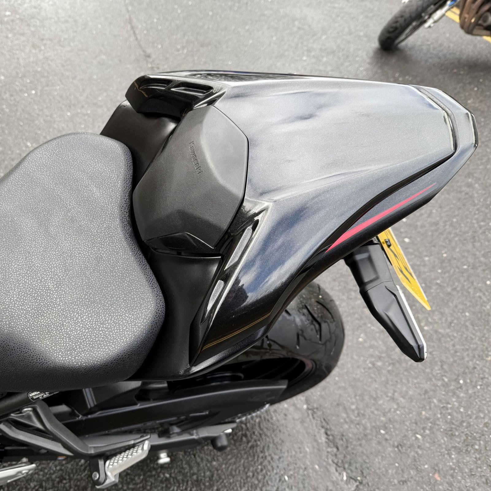 Cubierta de la Cubierta del Asiento Trasero Asiento Trasero del Pasajero Asiento Individual Carenado de la Cubierta Se Adapta a Replacement for Z90017-24 Accesorio (Negro)