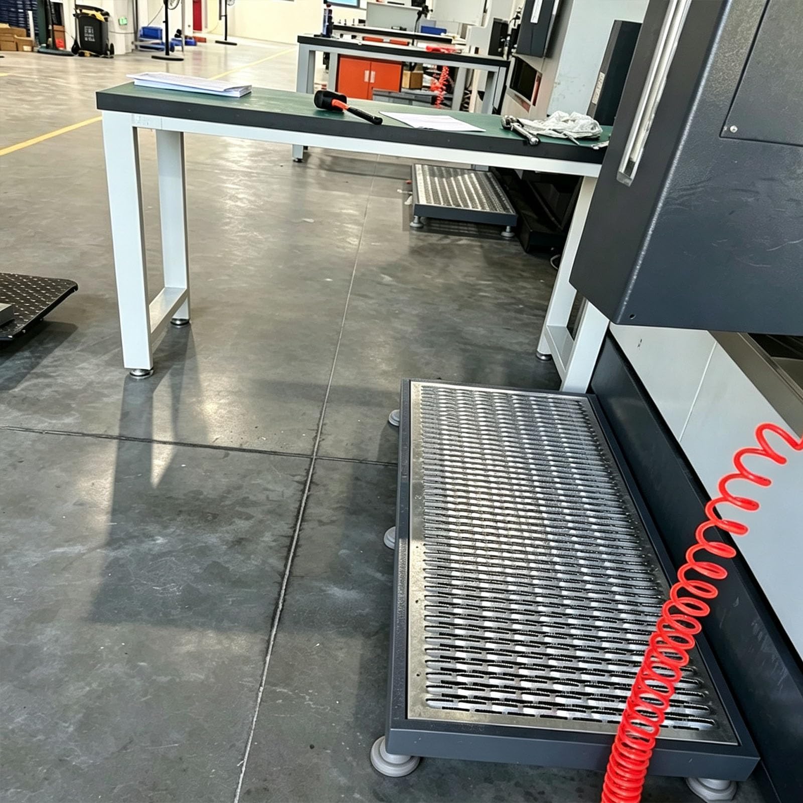Pedana Antiscivolo per Centri di Lavoro E Macchine Utensili | Pedana Di Lavoro Robusta Per Postazioni In Piedi, Piattaforma Per Officine E Garage Con Struttura In Acciaio(105x55x12-14cm)