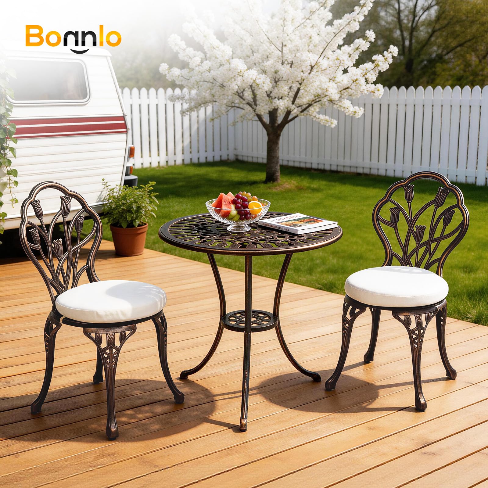 Bonnlo Bistro Set, Bistrotisch mit 2 Stühlen & 2 Kissen, Gartenmöbel Set aus Gussaluminium, Wetterfest & Abnehmbar, für Garten, Balkon, Terrasse & Indoor, Bronze mit Kontrast-Kissen in Weiß