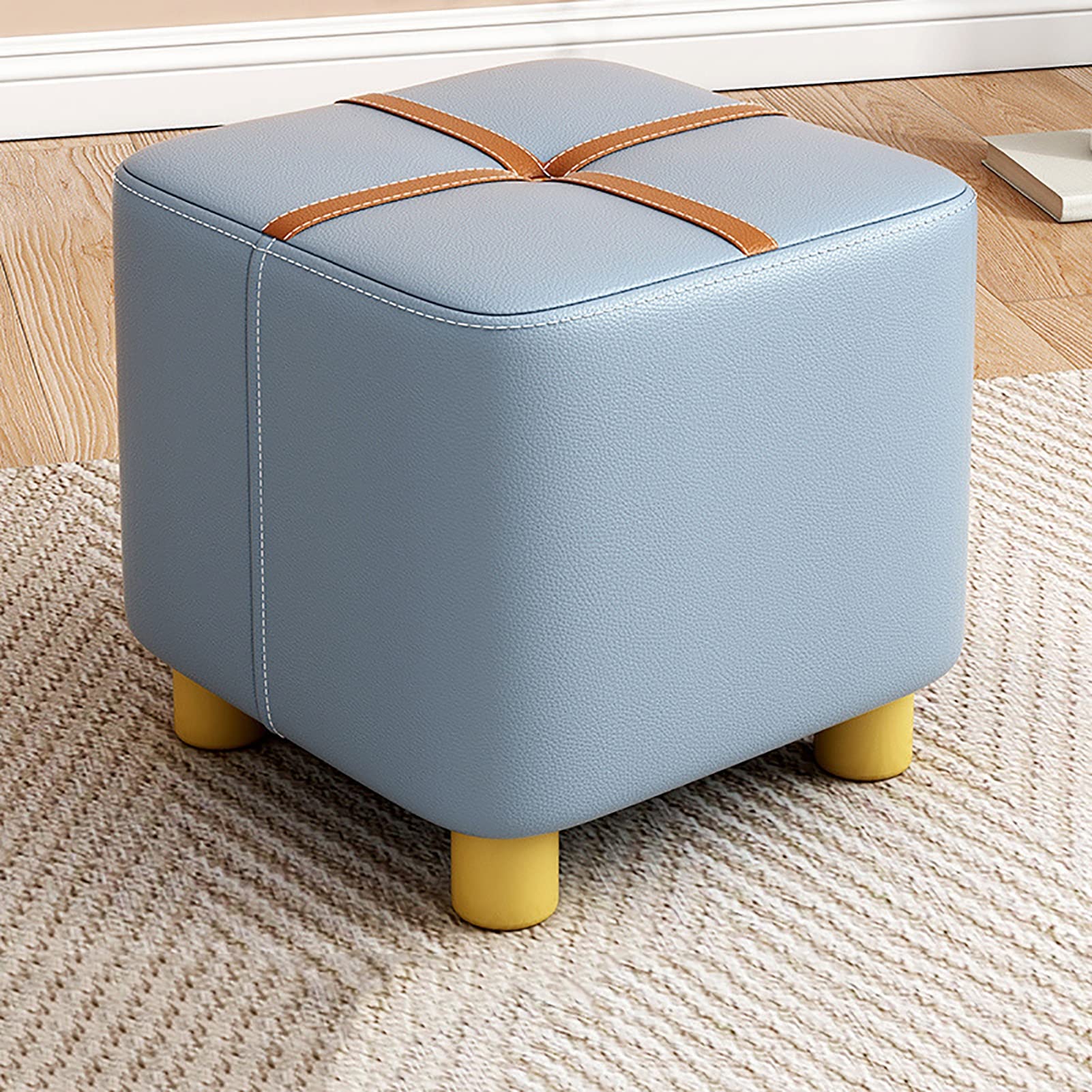 Petit repose-pieds ottoman pour un salon cosy et une entrée bien ordonnée