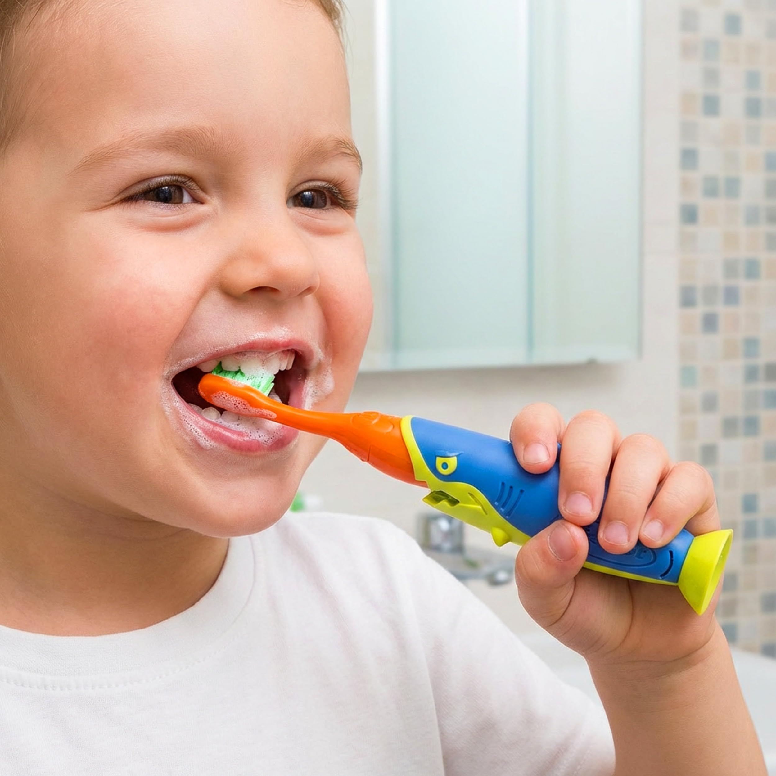 Pierrot Sharky - Spazzolino da denti per bambini, setole morbide per bambini e bambini, manico a forma di squalo, con base a ventosa e tappo, facile da impugnare, spazzolino adatto ai bambini dai 2