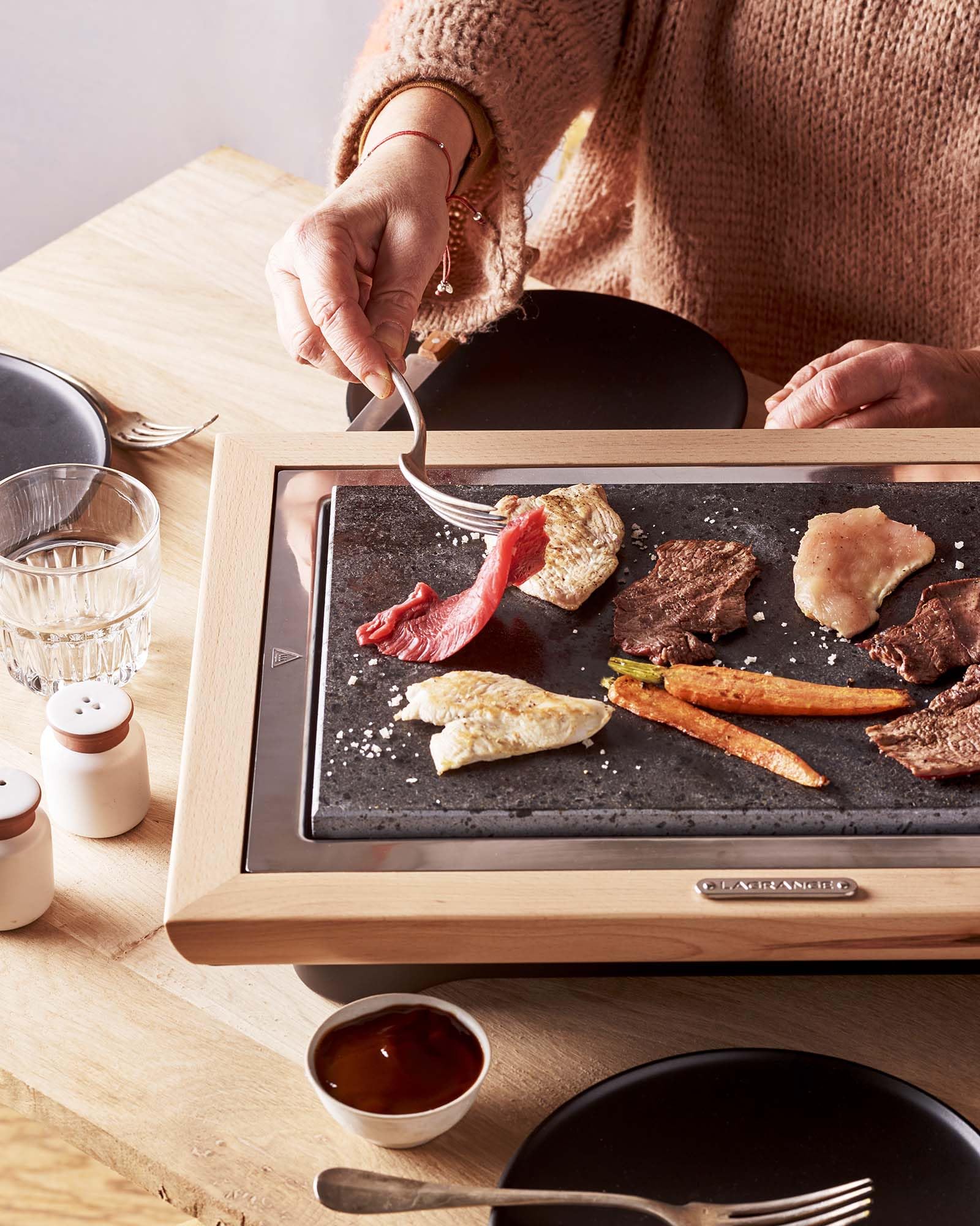 Grill Pierre® Deluxe Rahmen aus hellem Holz + Schaber