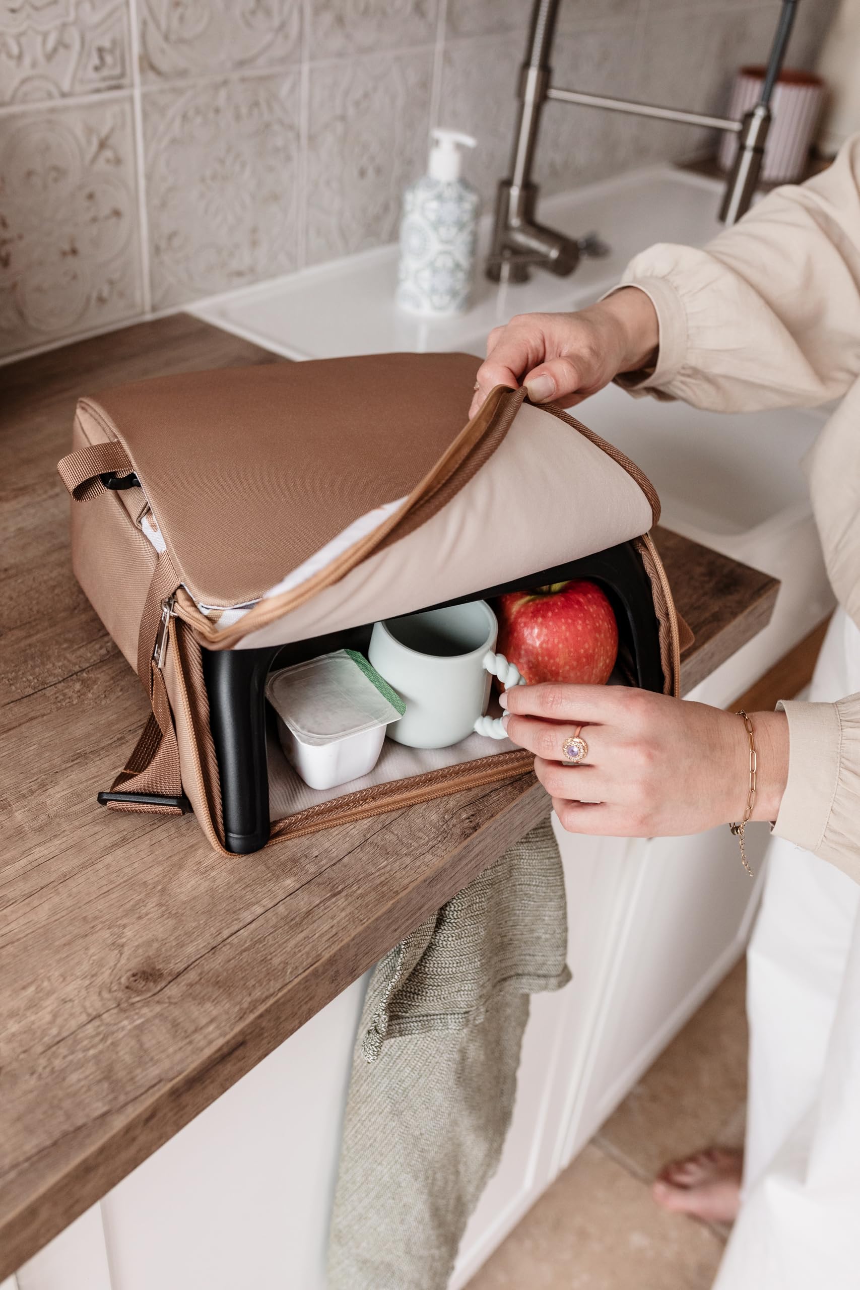 TINÉO - Réhausseur Nomade - Adaptable A Toutes Les Chaises - Ultra Compact - Transportable - Harnais De Sécurité - Rangement Compartimenté Et Fermé dans L'Assise (Camel Ourson)