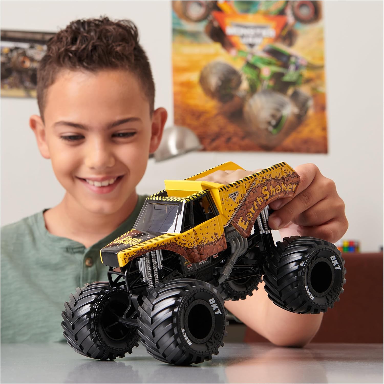 Monster Jam, Official Earth Shaker Monster Truck, Collector Die-Cast Vehicle, 1:24 Scale, Kids Toys for Boys Ages 3 and up
