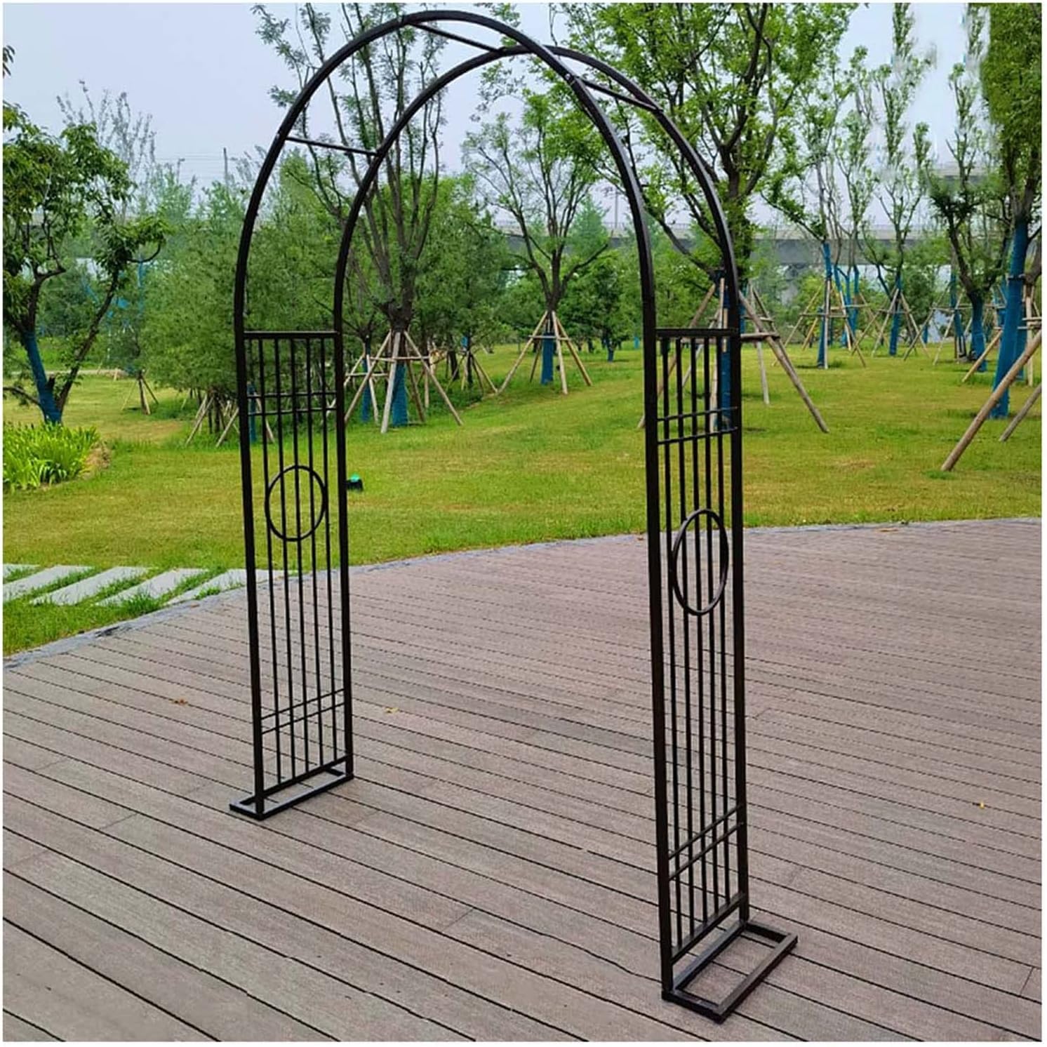 Arche de tonnelle en treillis pour créer une allée de roses