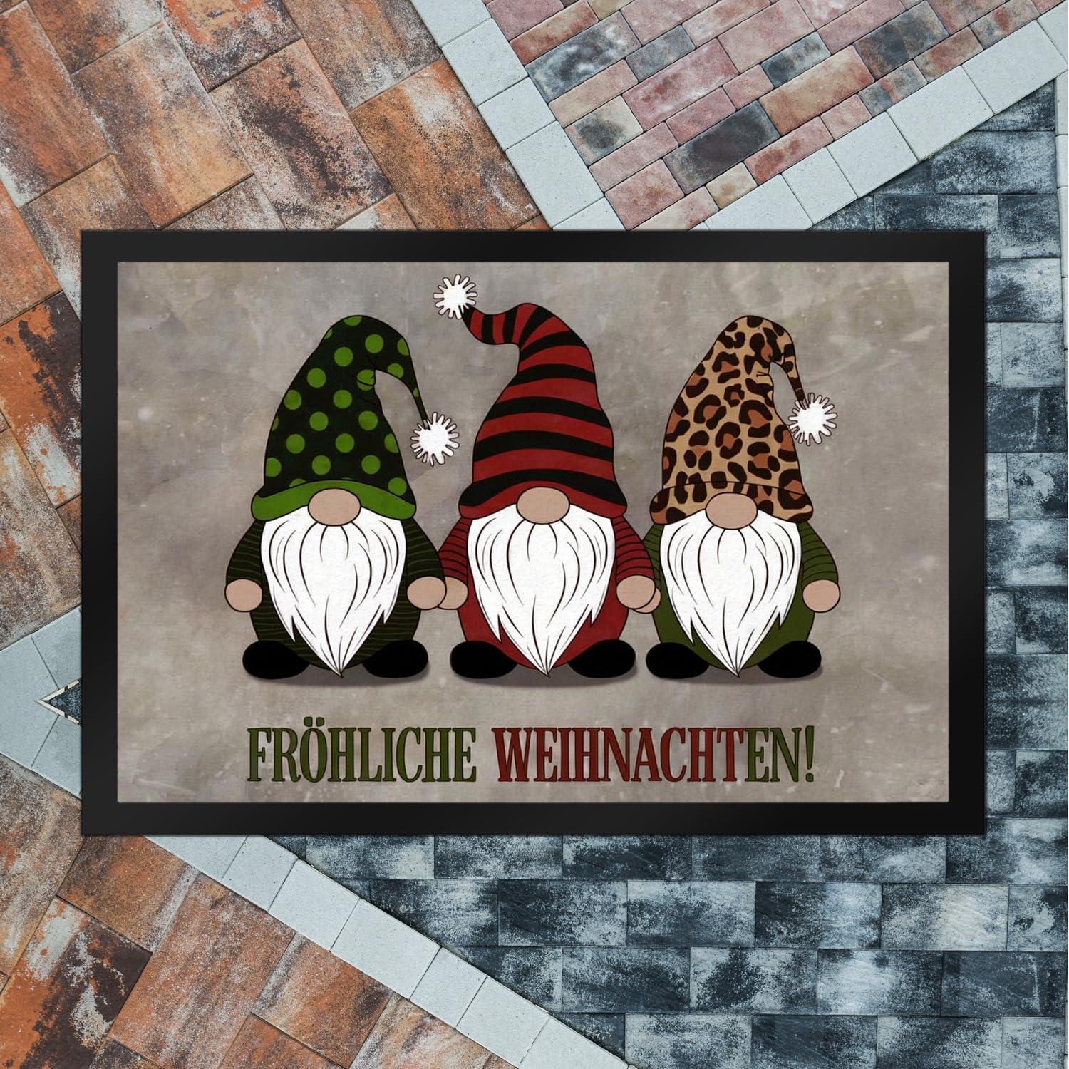 speecheese DREI Wichtel - Fröhliche Weihnachten Fußmatte XXL in 50x75 cm Weihnachten animiertes Bild grüner Hut roter Leopardenmuster - Perfekte Fußmatte XXL in 50x75 cm für Festtage