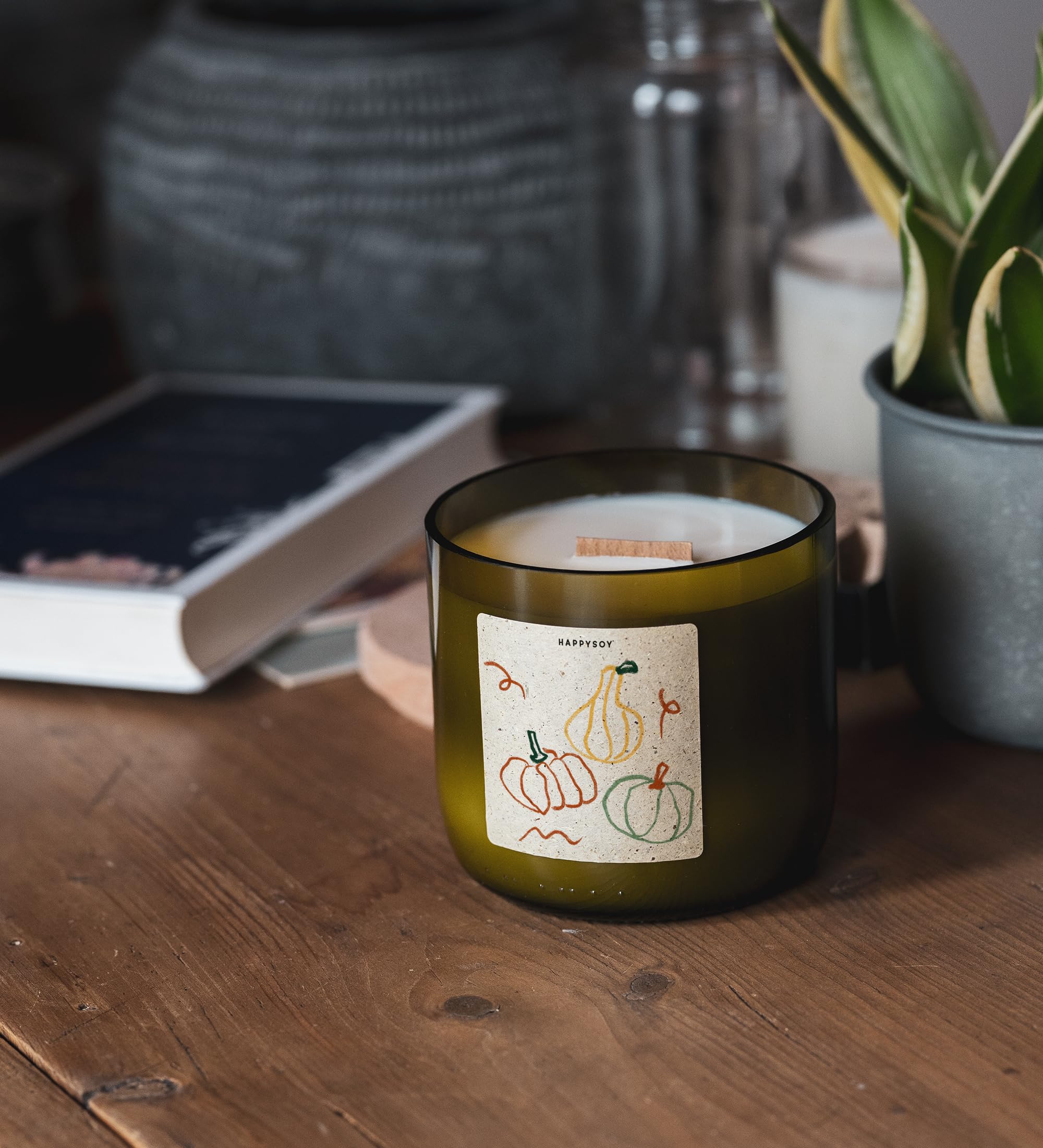 HAPPYSOY Kürbisse, Sojawachs-Duftkerze, grünes Glas aus Weinflasche, Holzdocht, gentechnikfrei, wundervoller Duft, über 100 h Brenndauer, Geschenkidee für Herbst, für Freundin