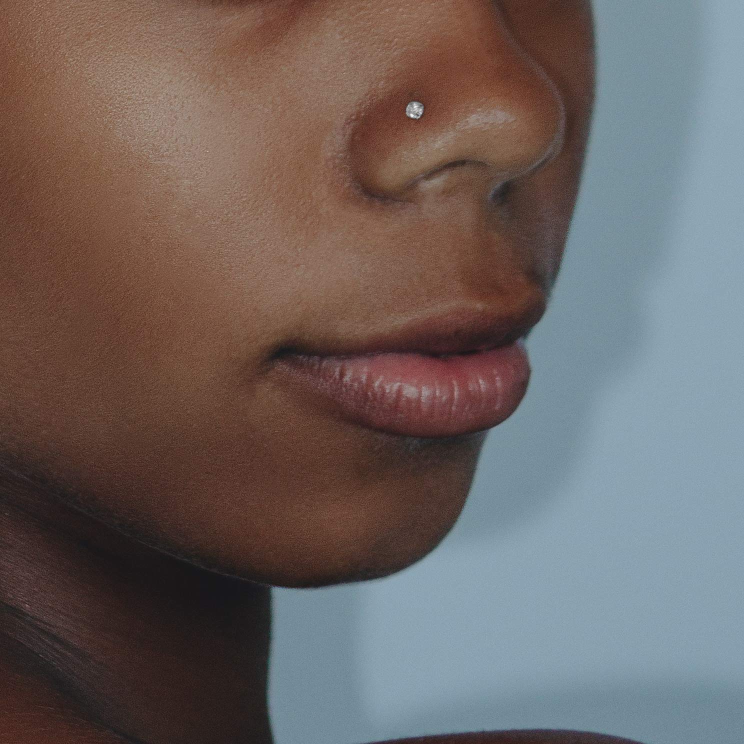 Monster Piercing - Nasenpiercing - Nasen-Stecker/Stab. Gebogen, Press Fit Spirale. 9 Karat Weissgold mit CZ Stein in verschiedenen Größen. Stabstärke: 20G (0,8 mm); Stablänge: 6 mm. Hypoallergen.