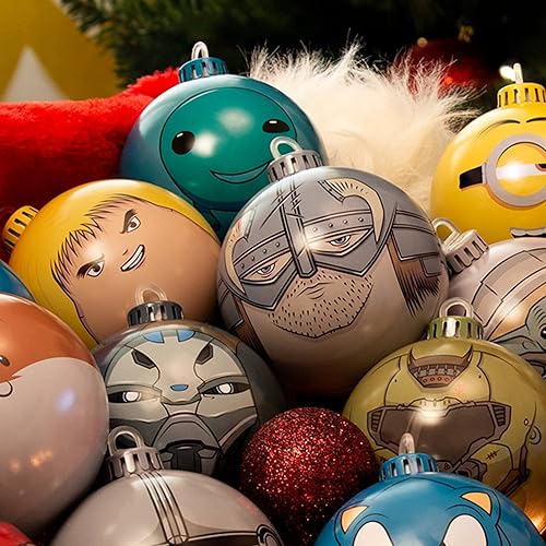 Vista 17 de Numskull Bauble Heads - Adorno oficial de Street Fighter Ryu para árbol de Navidad, decoración colgante de bola de Navidad de metal beige