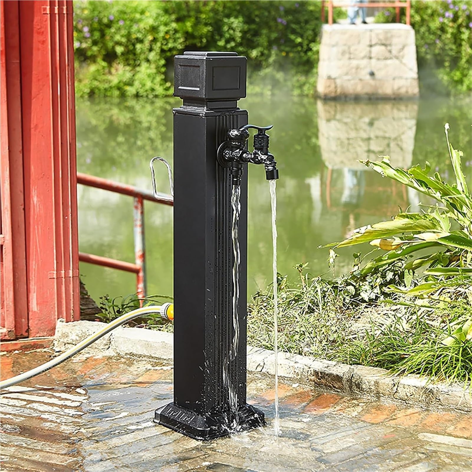 Columna de agua independiente para exteriores con grifo y pistola de pulverización para un fácil riego y cuidado del jardín