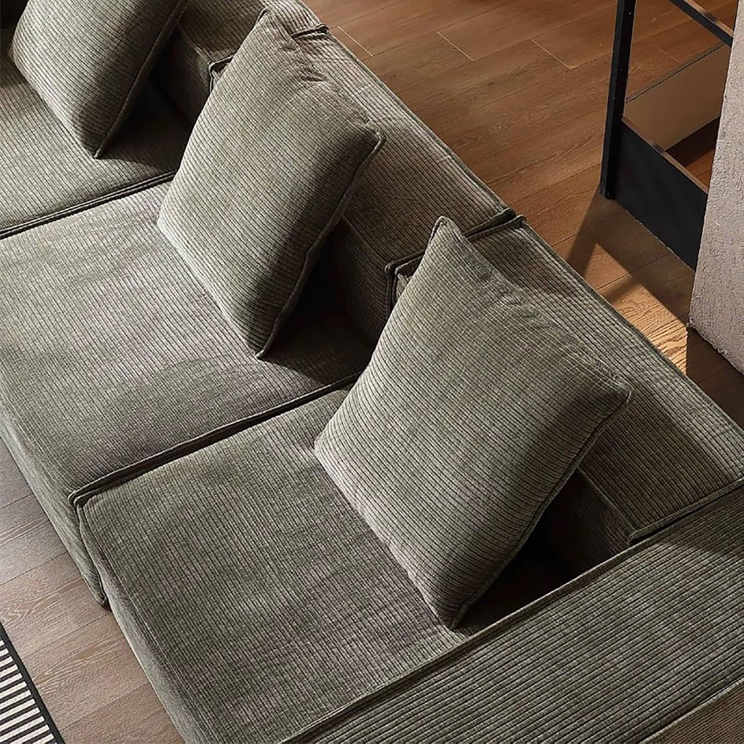 Principal view of the modular sofa showing individual cushions and backrests