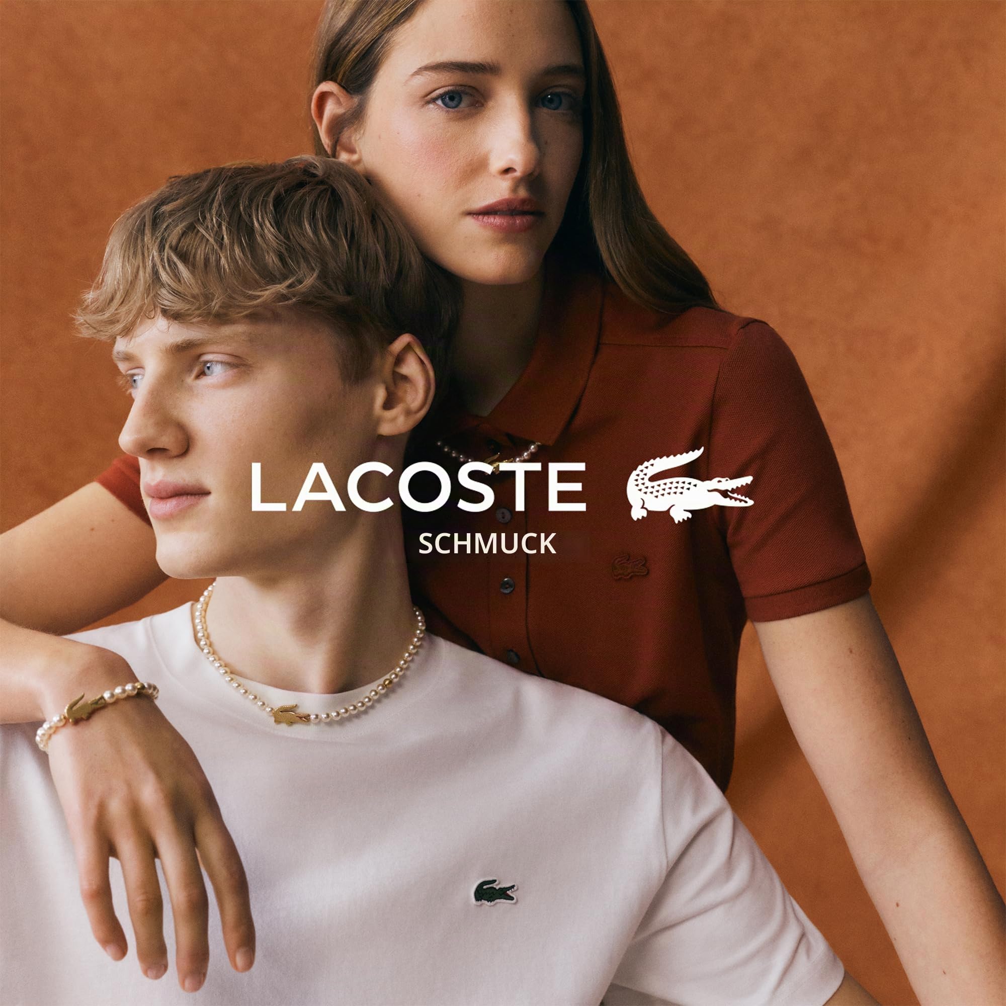 Lacoste MATCHPOINT Kollektion Für Männer und Frauen Armband oder Halskette aus Imitationsperlen mit Verschiedenen Charms in Gold, oder Ohrringe mit Goldenem Krokodil