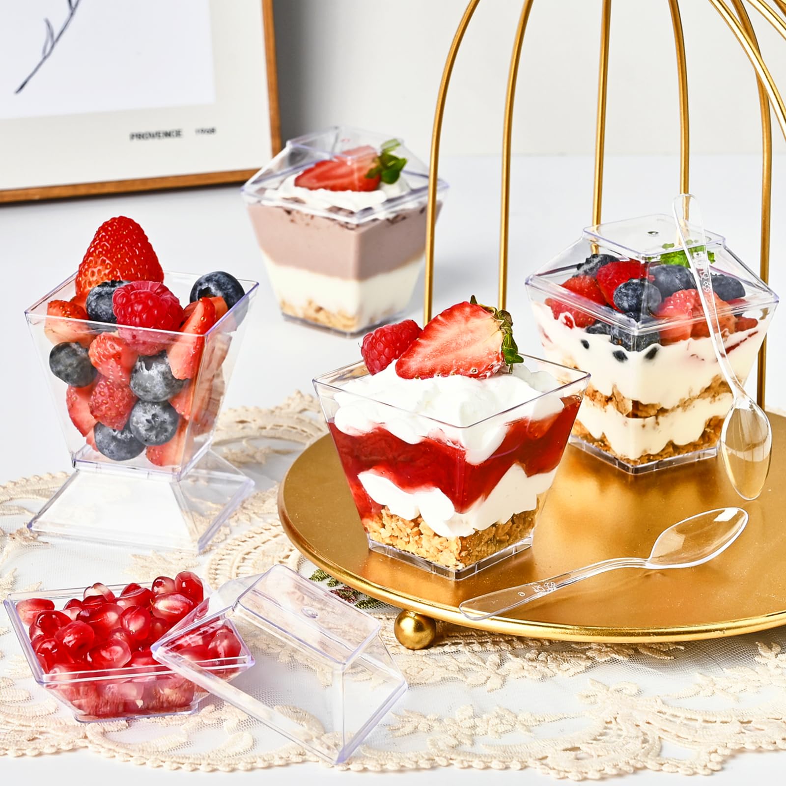 TOFLEN Paquete de 50 mini vasos de postre de 3.5 onzas con tapas rígidas y cucharas, vasos cuadrados de plástico transparente para servir postres, vasos para servir aperitivos de parfait y vasos de