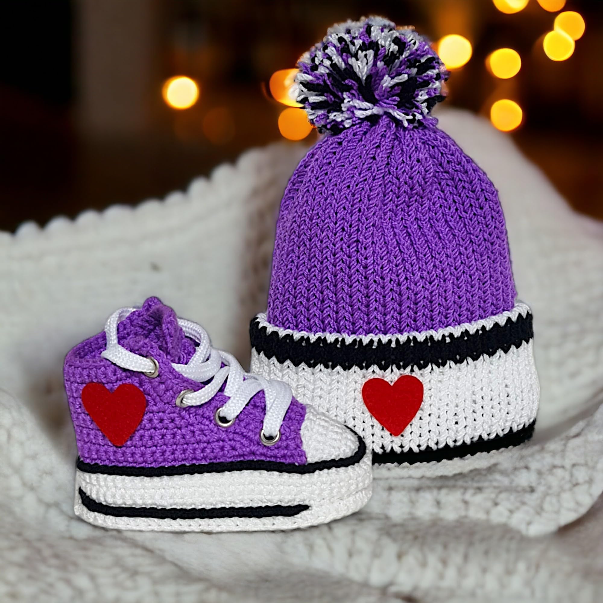 Handgemachtes geschlechtsneutrales Häkel Baby lila Sneaker und Mützen Set, weiche Sohle, individualisierbar, perfekt für Neugeborene Jungen und Mädchen, 0-3M bis 9-12M