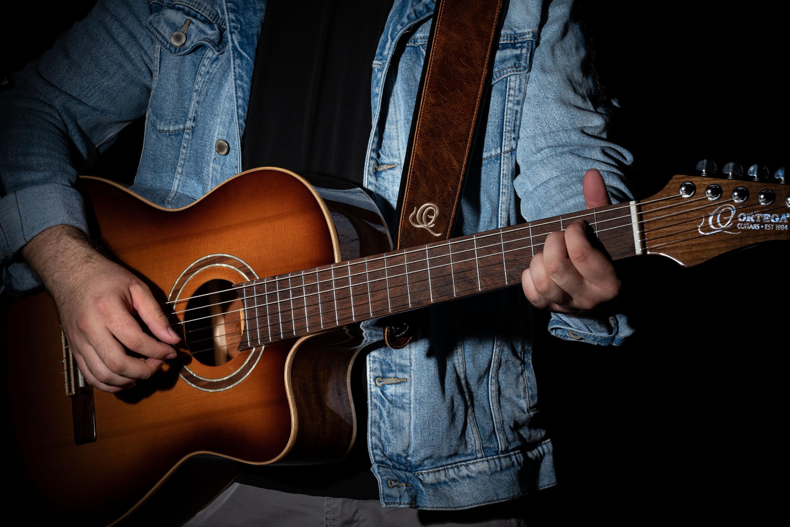 Ortega Guitars Gitarrengurt Länge Verstellbar - Akustik Gitarre / Bass, E-Gitarre, E-Bass - Artist Series - Echtleder, Vintage Desert Sand (OSAR-6)