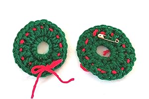 Festive Christmas Cheer: A Timeless Green Wreath Pin