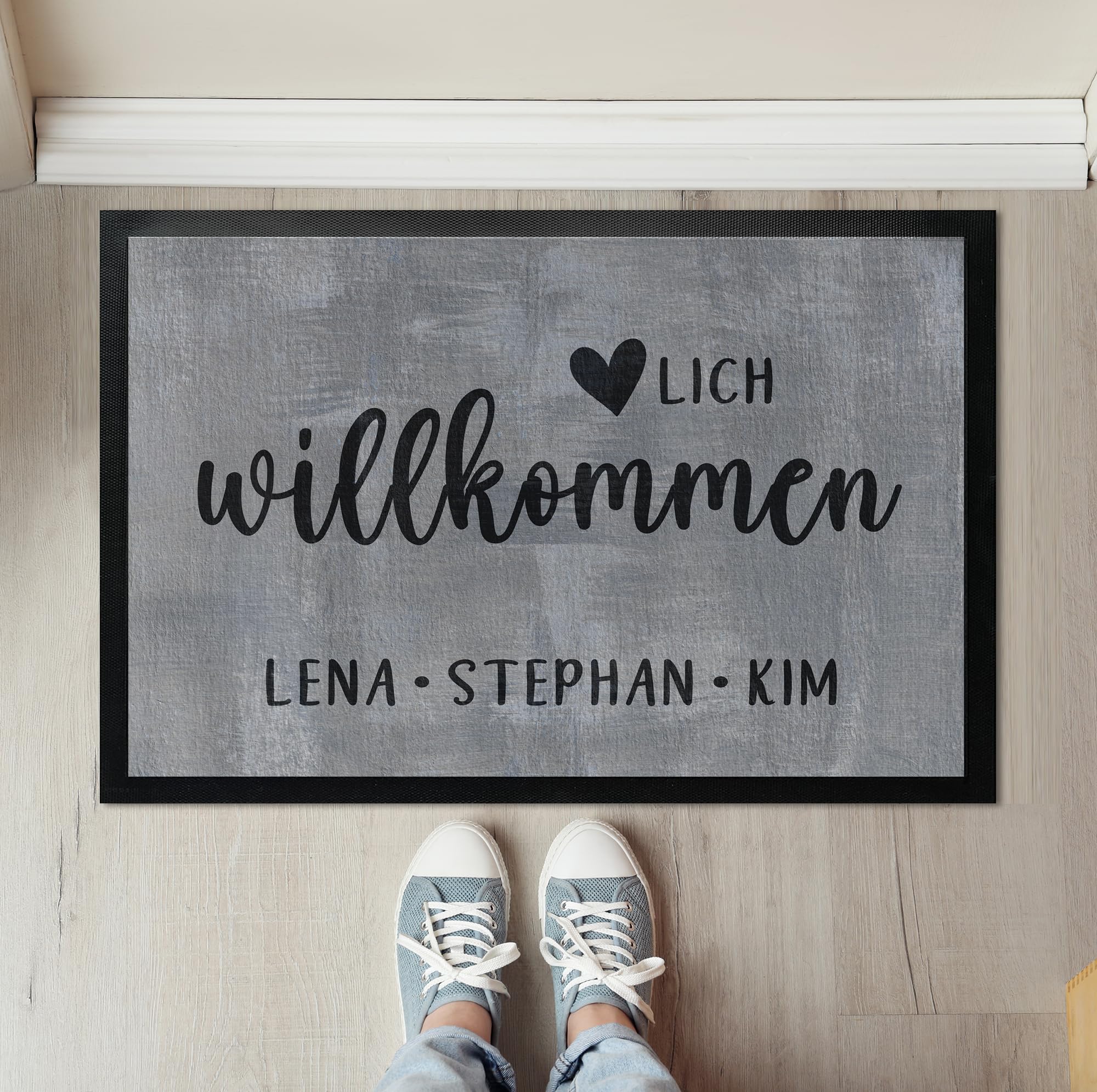 Herzlich Willkommen Fußmatte personalisiert mit Namen Betonoptik bis 120cm | Willkommen Türmatte personalisiert mit Familienname | Geschenk für Hochzeit, Einzug, Verlobung & Einweihung (75x50cm)