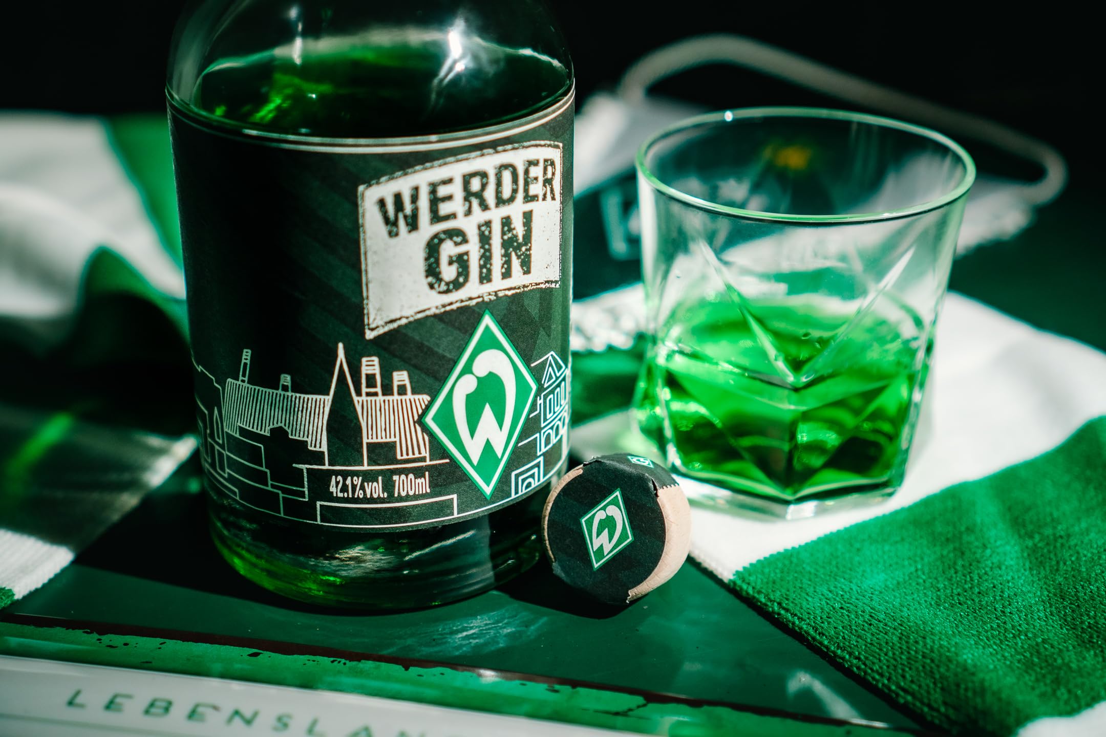 Werder Gin | Der Erste SV Werder Bremen Gin | Fruchtig & Exotisch | Craft Gin | 500ml | 42,1% vol