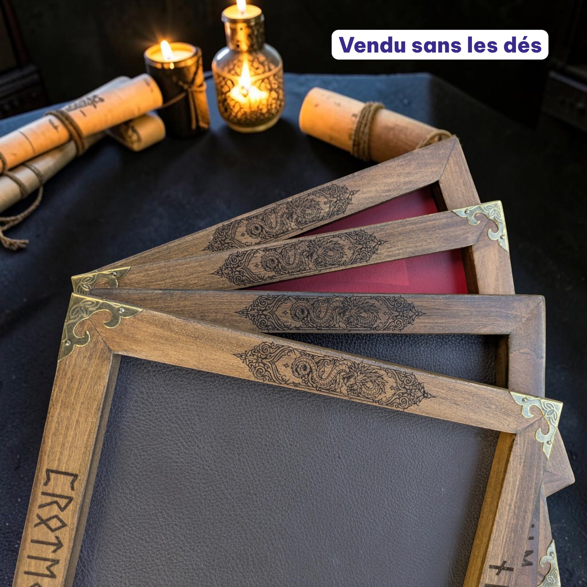Piste à Dés en Bois & Cuir Véritable – Gravure Runes Viking (Futhark) – Fond Silencieux – 17 ou 24 cm – Jeu de Rôle JDR, DND, Wargame (Rouge, 17 cm, sans Coins métalliques)