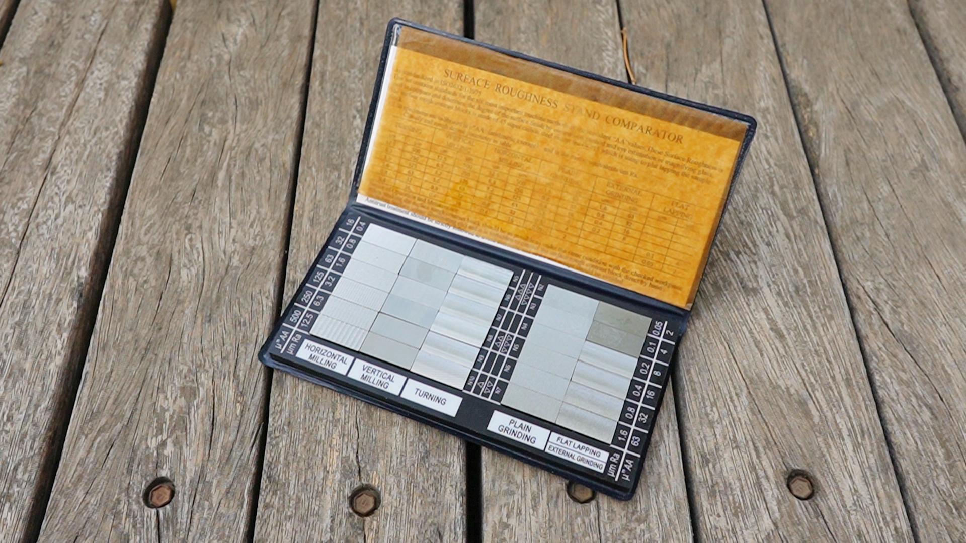 Image of 30 Specimens Surface Roughness Comparator Composite Pocket Set Gauge, Ra0.05-12.5mm Microfinish Comparator, Surface Finish Comparator Set for Lathe Machinery Manufacturing Teaching
