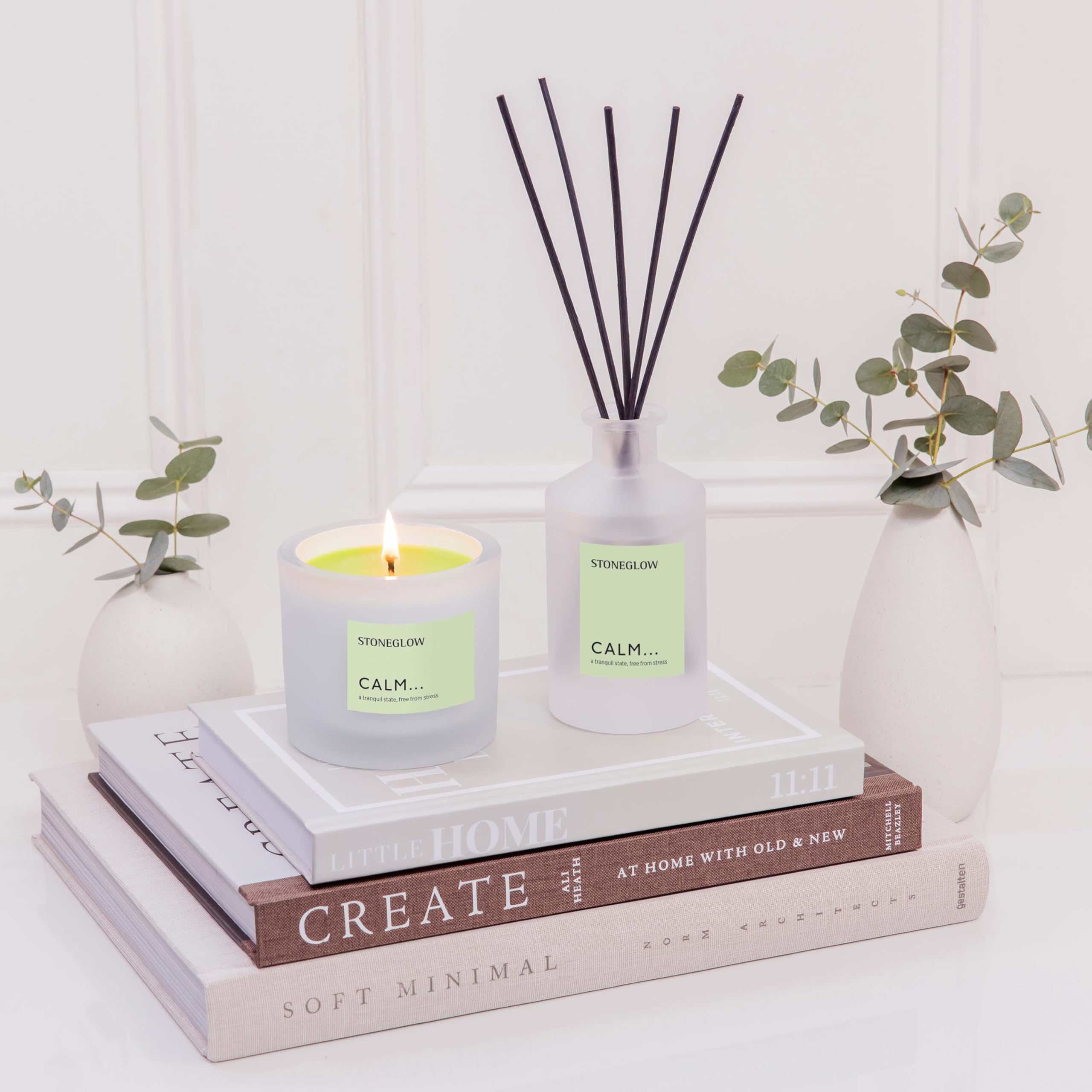 Stoneglow - Affirmations - Calm - Bergamotto & Patchouli - Candela profumata in bicchiere (79 x 89 mm) Miscela di cera di cocco e colza, candela viola, 40 ore, patchouli, eucalipto, ambra, vaniglia e