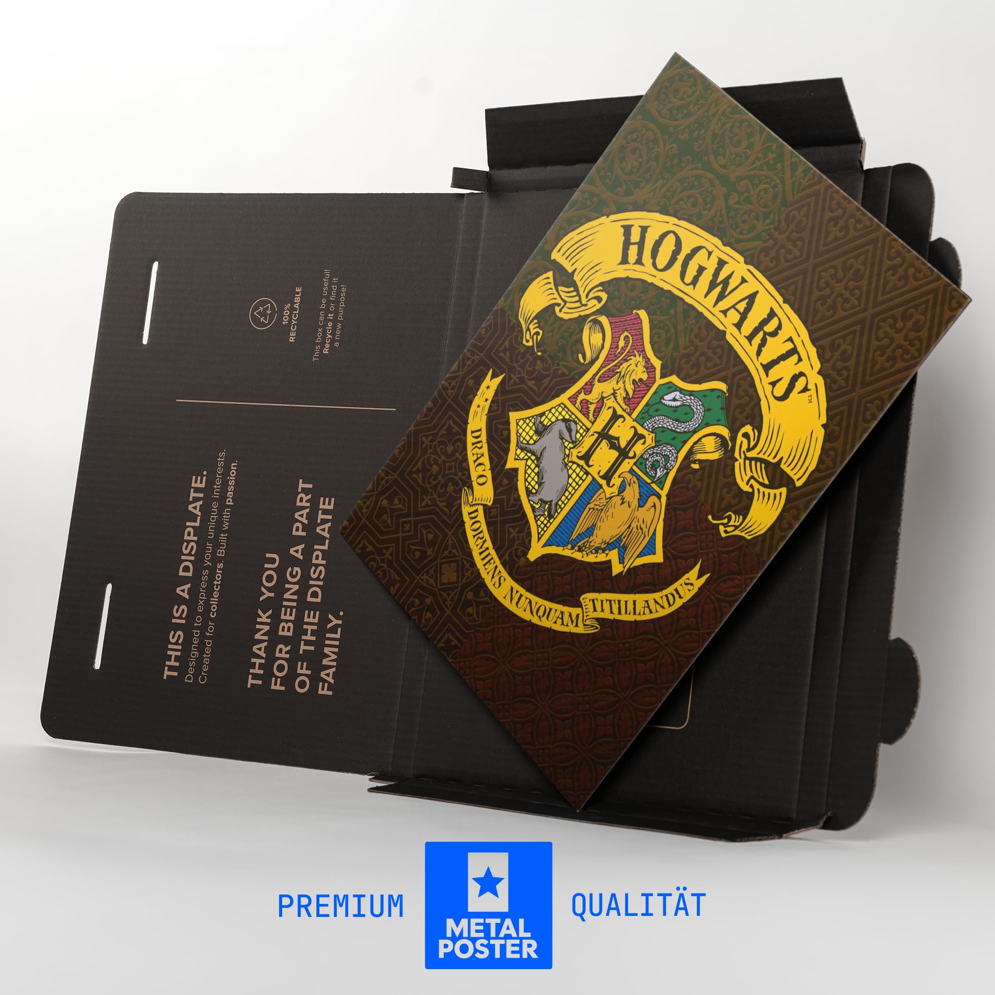 Displate Metallposter Wizarding World Hogwarts Classic Emblem Wanddeko Poster für Schlafzimmer Magnetische Befestigung 32 x 45 cm