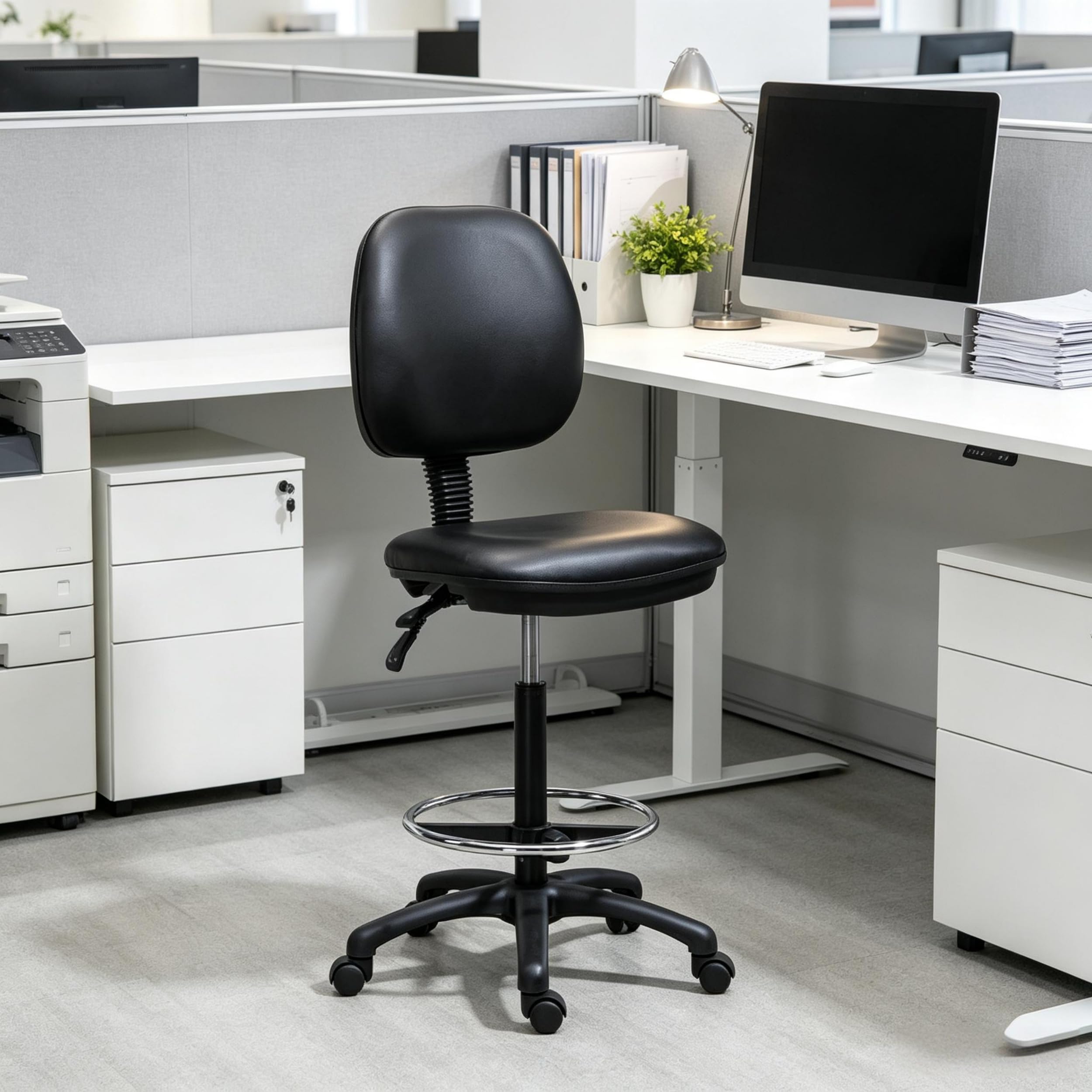 Sedia da ufficio nera regolabile in altezza con schienale ergonomico