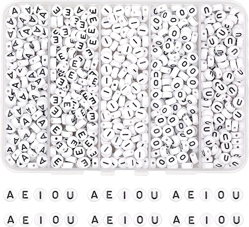 Auvoua - 300 cuentas de letras blancas de 0.16 x 0.27 pulgadas, cuentas sueltas de acrílico de forma redonda para nombres, pulseras, collares,