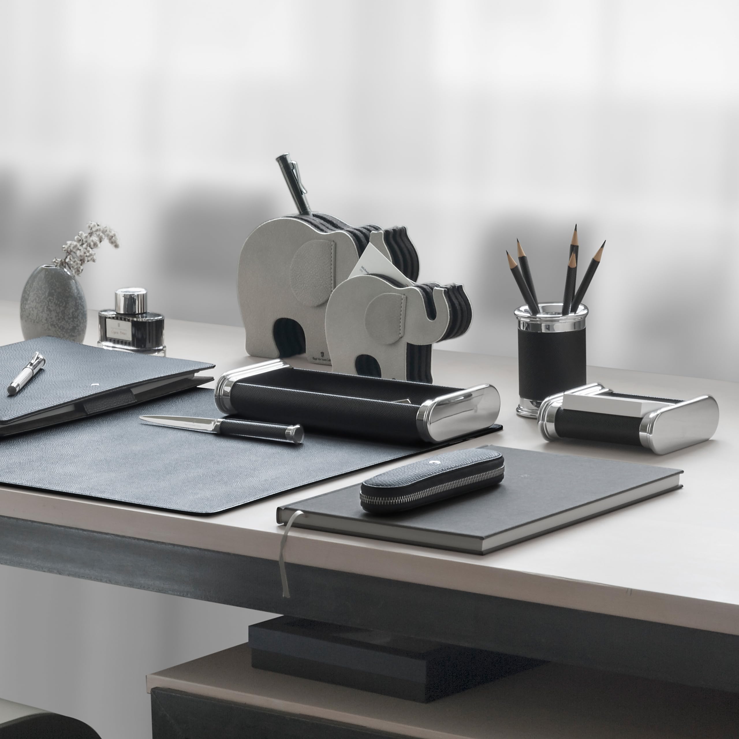 Graf von Faber-Castell - Stiftehalter Epsom Schwarz | Edler Stiftehalter aus italienischem Kalbsleder mit platinierten Metallteilen, handgefertigt in Deutschland