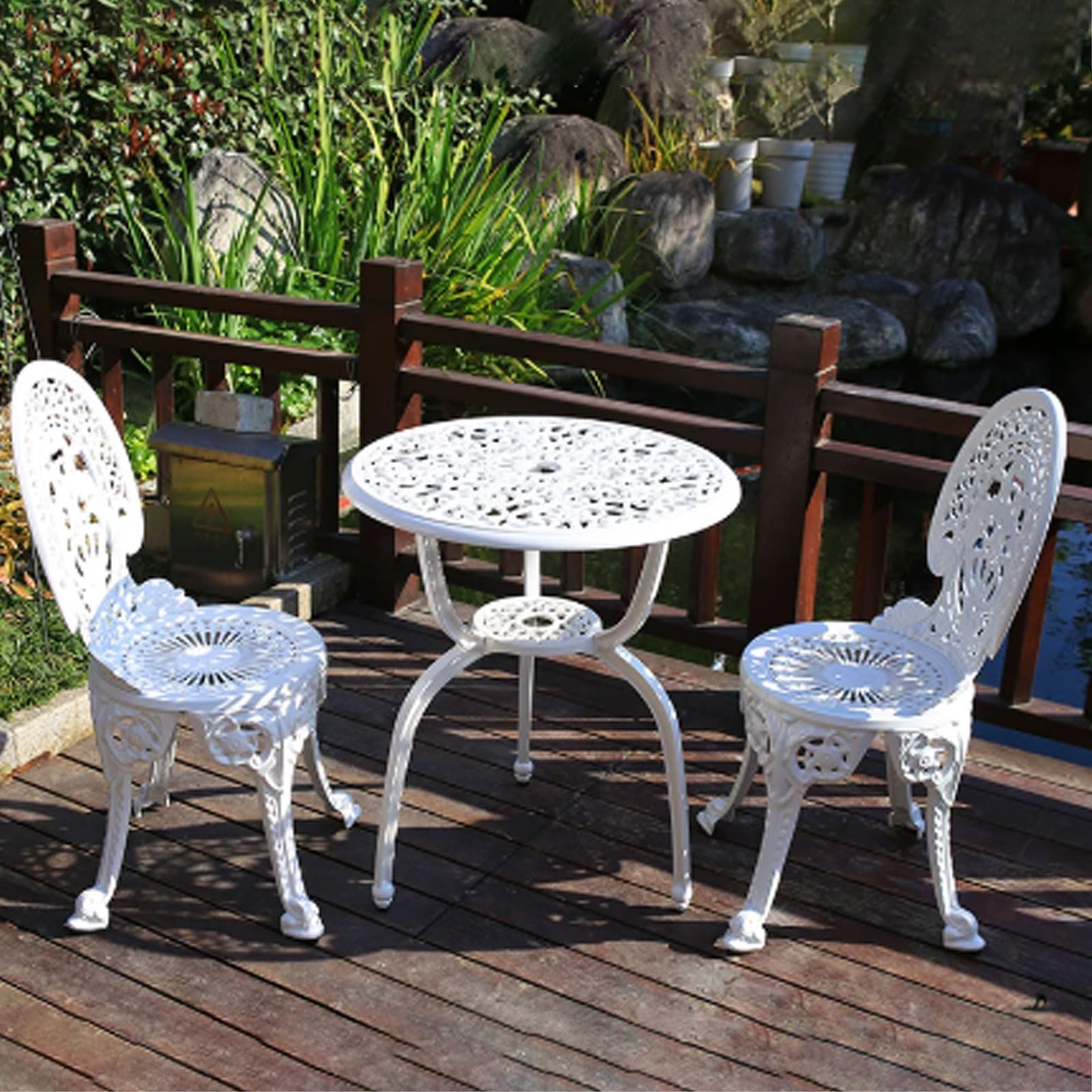 Table extérieur avec chaise pour café sur le porche ou détente sur la pelouse